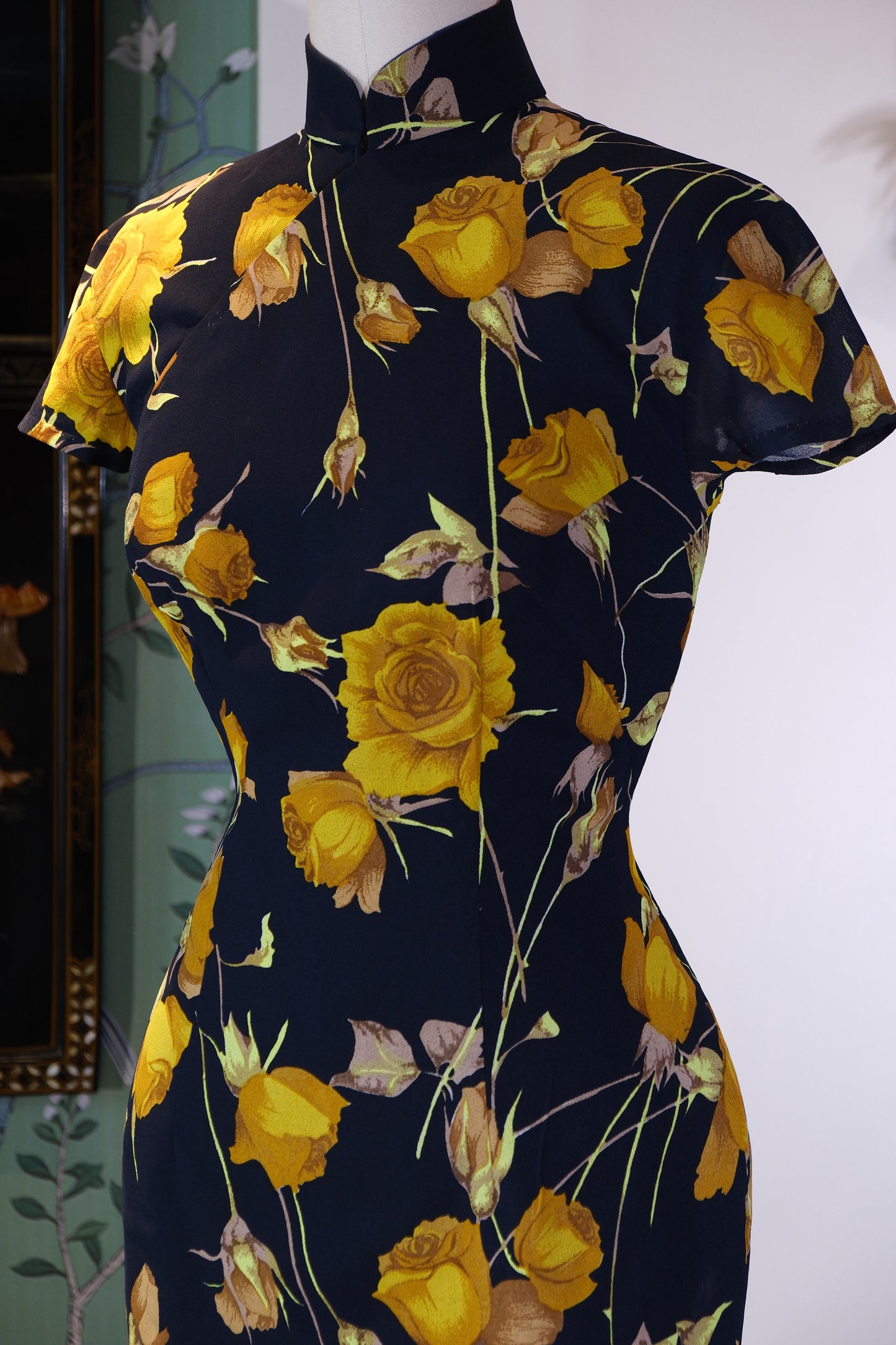 60年代 - 黑底黄玫瑰：1960年代香港旗袍的摩登叙事 | 1960s - Yellow Roses on Black: A Modernist Narrative of 1960s Hong Kong Cheongsams