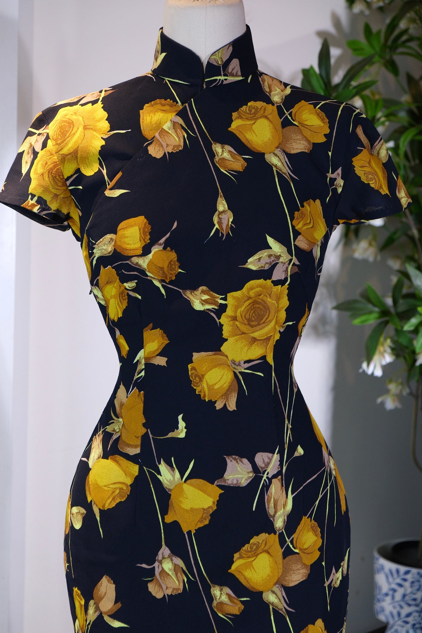 60年代 - 黑底黄玫瑰：1960年代香港旗袍的摩登叙事 | 1960s - Yellow Roses on Black: A Modernist Narrative of 1960s Hong Kong Cheongsams