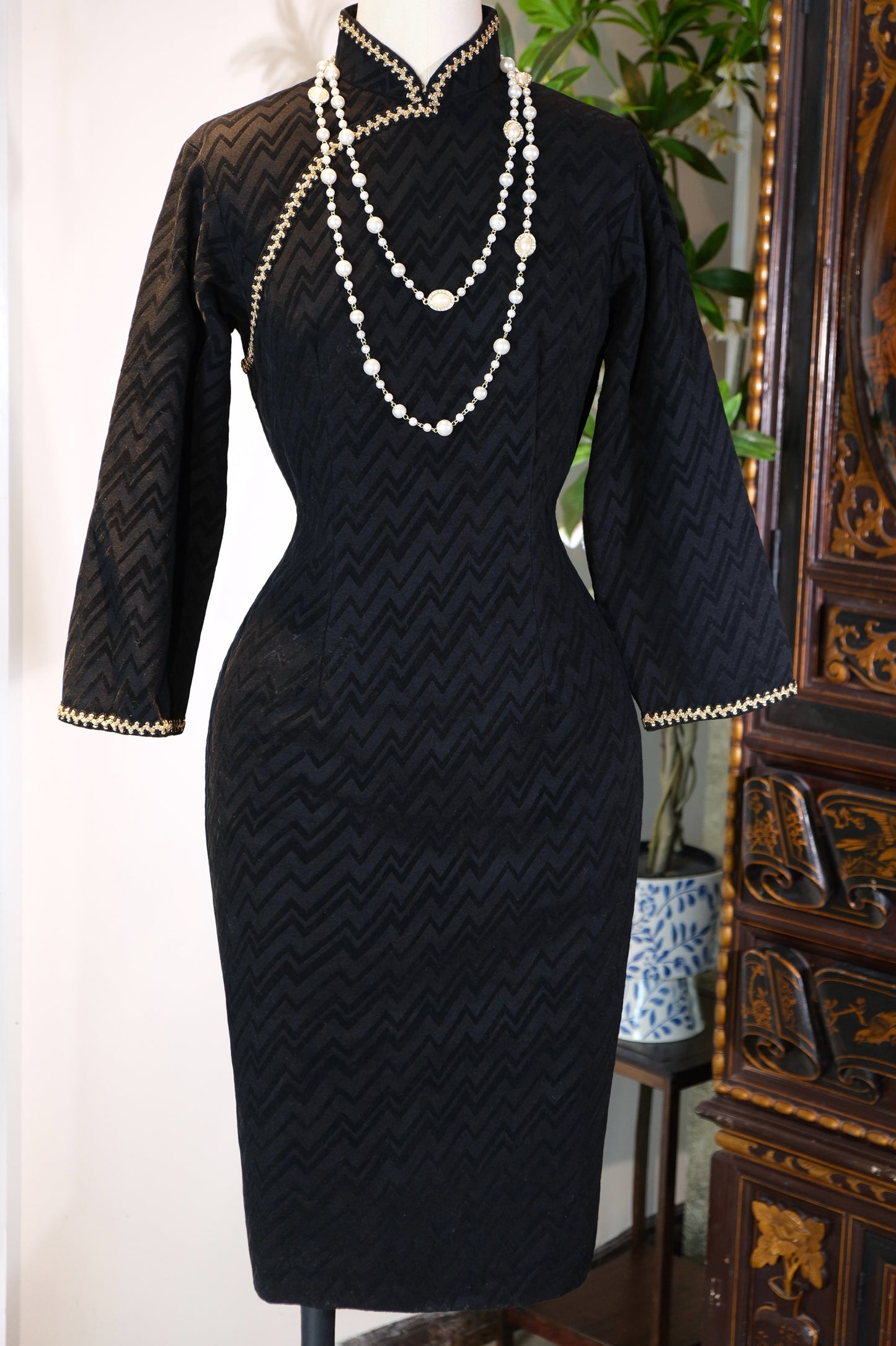 60年代 - 六十年代Art Deco港制植绒几何纹古董旗袍 | 1960s - 1960s Art Deco Hong Kong-Made Vintage Cheongsam with Geometric Flocking