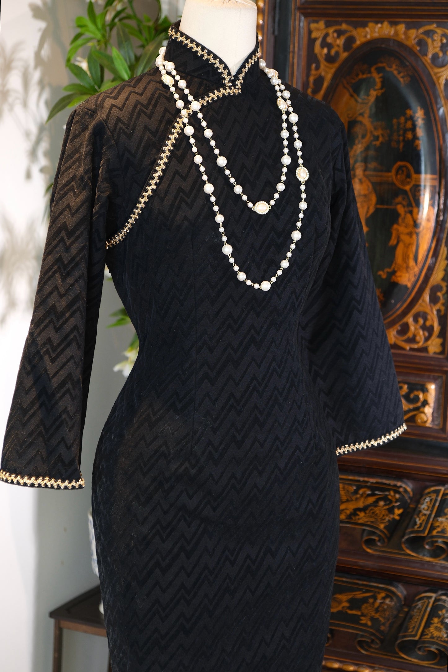 60年代 - 六十年代Art Deco港制植绒几何纹古董旗袍 | 1960s - 1960s Art Deco Hong Kong-Made Vintage Cheongsam with Geometric Flocking
