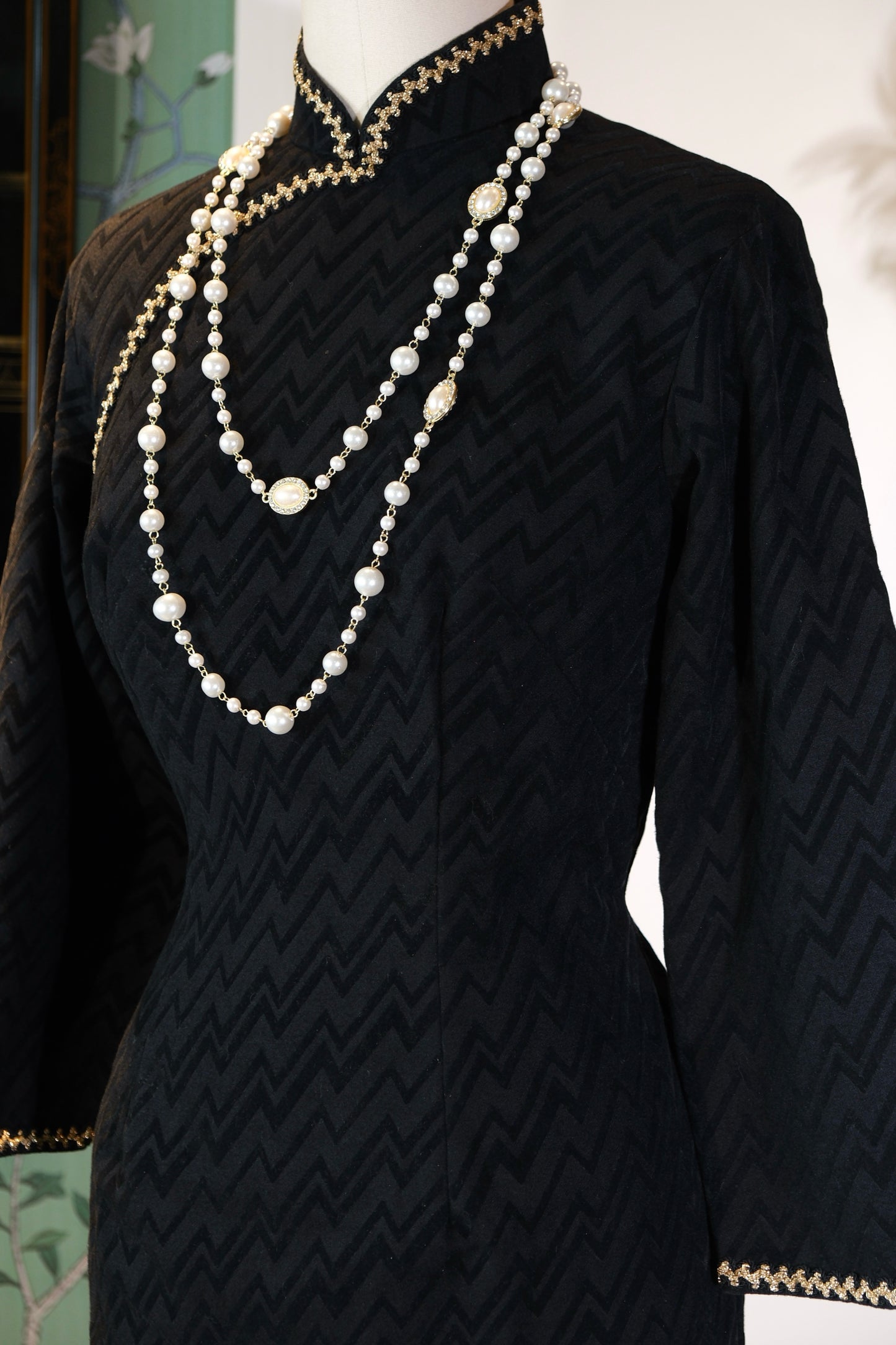 60年代 - 六十年代Art Deco港制植绒几何纹古董旗袍 | 1960s - 1960s Art Deco Hong Kong-Made Vintage Cheongsam with Geometric Flocking
