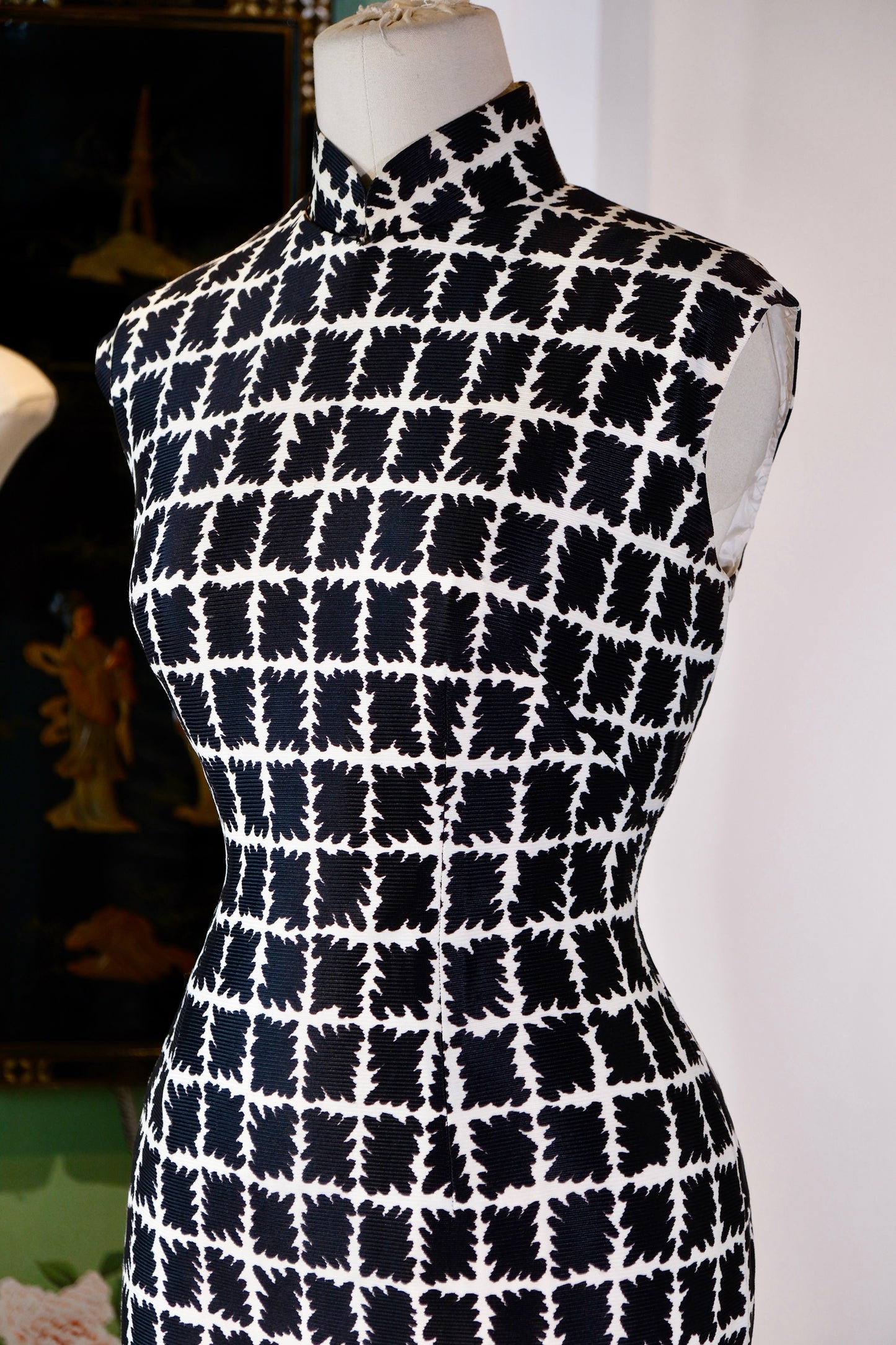 60年代 - 墨韵织格·香江遗梦——1960s法式千鸟格古董旗袍 | 1960s - Ink-Rhythm Weave · Fragrant River Dreams: A 1960s French Houndstooth Vintage Cheongsam