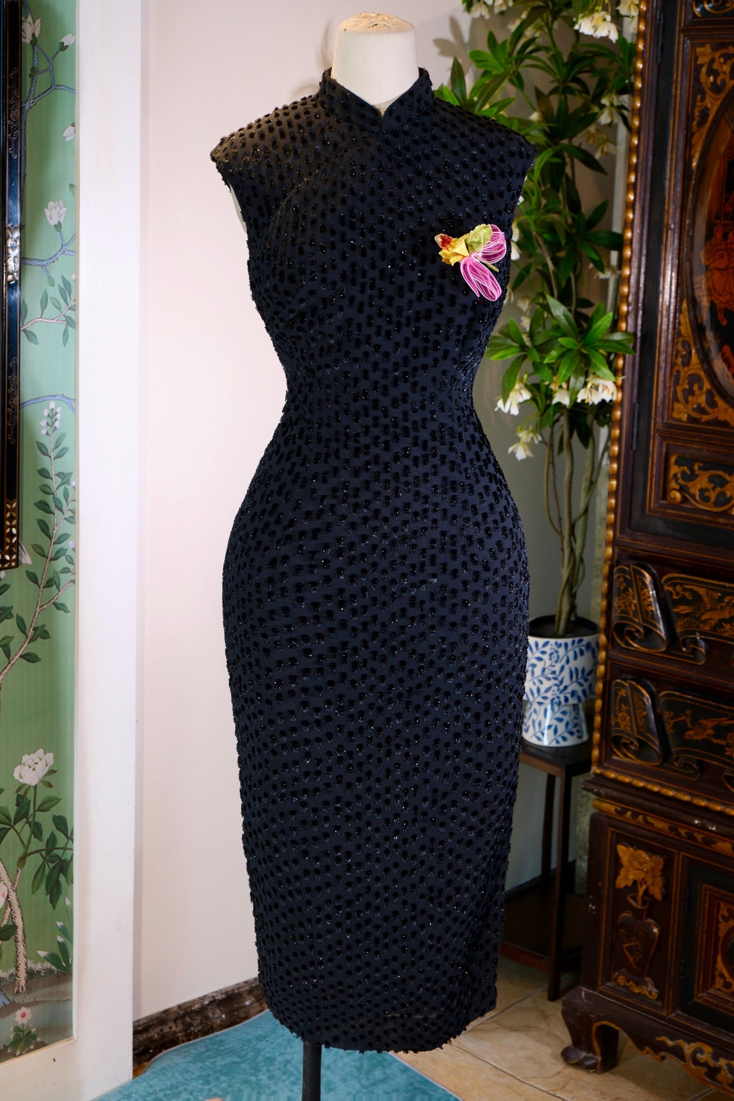 60年代 - 墨夜流金：六十年代台湾植绒金葱旗袍 | 1960s - Gilded Night: A 1960s Taiwanese Vintage Cheongsam in Flocked Gold-Lamé