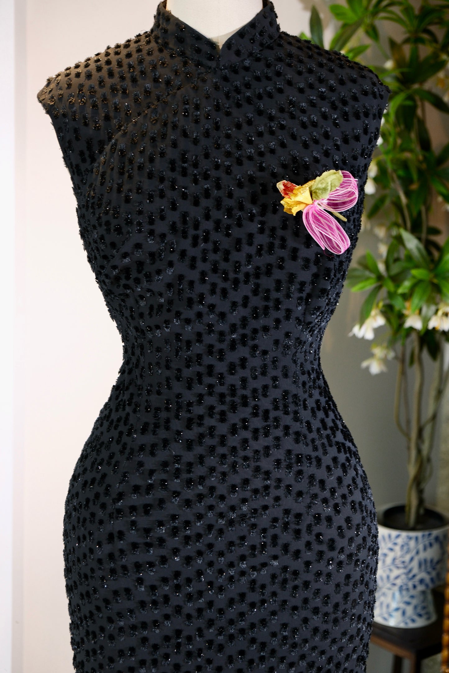 60年代 - 墨夜流金：六十年代台湾植绒金葱旗袍 | 1960s - Gilded Night: A 1960s Taiwanese Vintage Cheongsam in Flocked Gold-Lamé