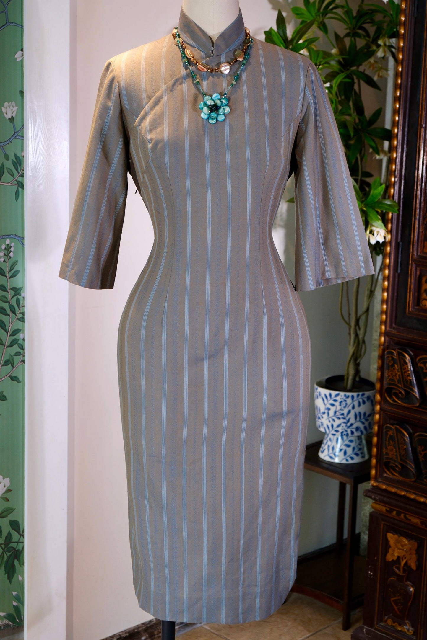 60年代 - 蓝灰竖条纹旗袍：1960年代港产英料古董旗袍 | 1960s - Blue-Grey Pinstriped Cheongsam: A 1960s Hong Kong-Made British Fabric Antique