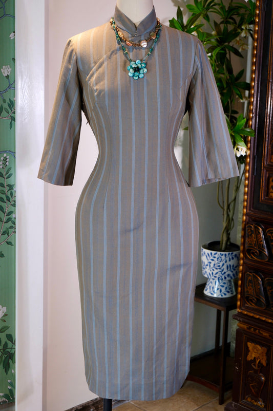 60年代 - 蓝灰竖条纹旗袍：1960年代港产英料古董旗袍 | 1960s - Blue-Grey Pinstriped Cheongsam: A 1960s Hong Kong-Made British Fabric Antique