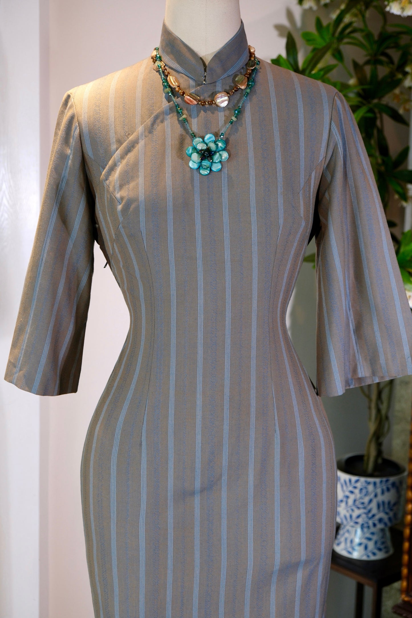60年代 - 蓝灰竖条纹旗袍：1960年代港产英料古董旗袍 | 1960s - Blue-Grey Pinstriped Cheongsam: A 1960s Hong Kong-Made British Fabric Antique