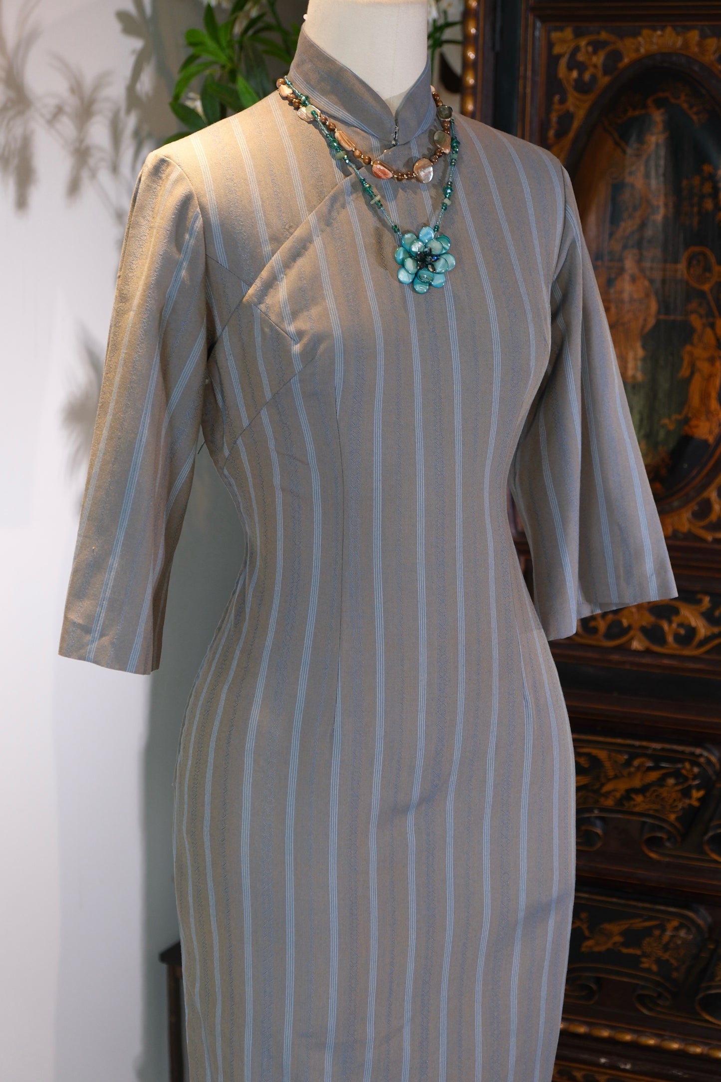 60年代 - 蓝灰竖条纹旗袍：1960年代港产英料古董旗袍 | 1960s - Blue-Grey Pinstriped Cheongsam: A 1960s Hong Kong-Made British Fabric Antique