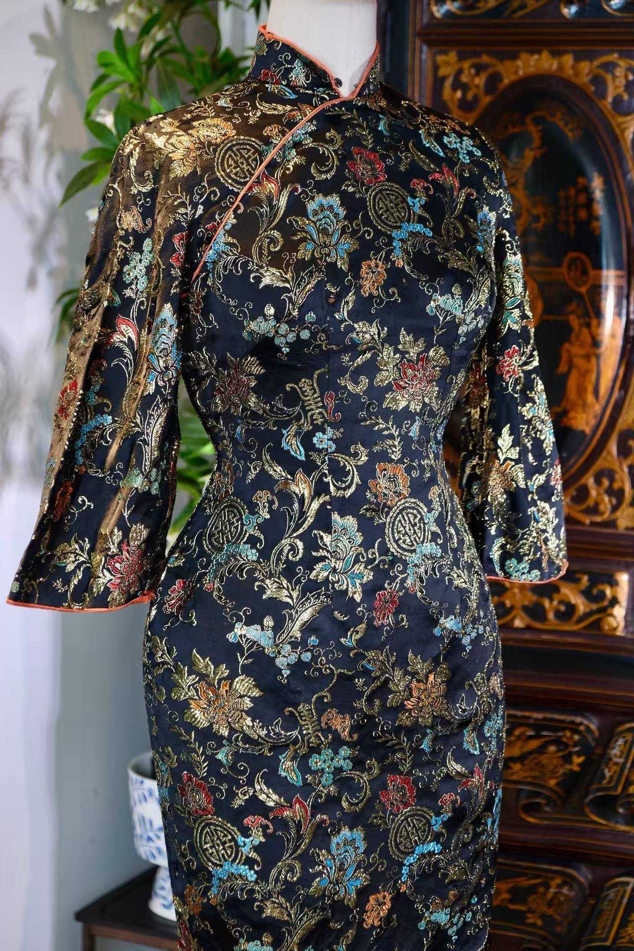 40年代 - 金缕衣：一件上海杨柳青旗袍的流金岁月 | 1940s - The Gilded Robe: The Golden Years of a "Shanghai Yangliuqing" Cheongsam