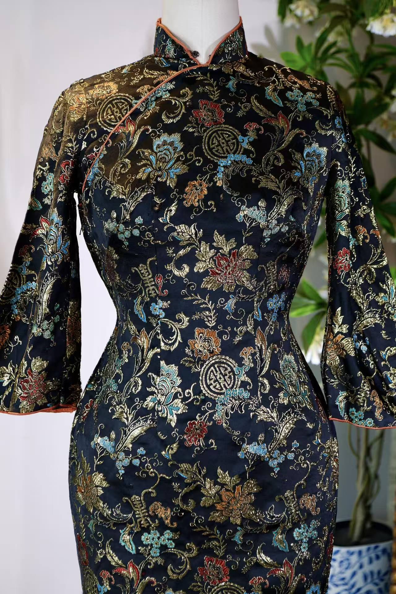40年代 - 金缕衣：一件上海杨柳青旗袍的流金岁月 | 1940s - The Gilded Robe: The Golden Years of a "Shanghai Yangliuqing" Cheongsam