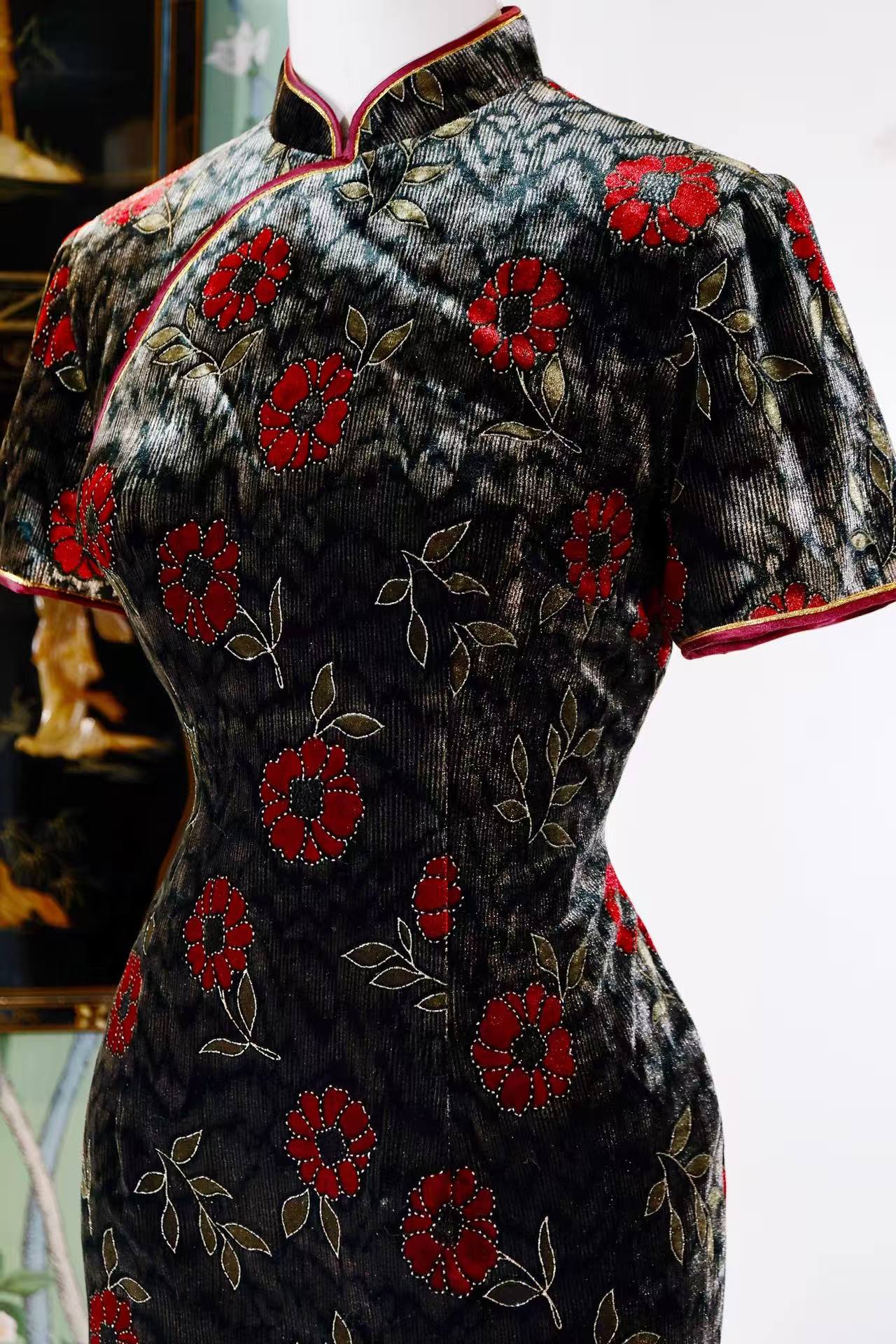 60年代 - 金丝绒上的时光绣章：一件六十年代台湾手绘旗袍的叙事 | 1960s - Embroidered Chapters of Time on Silk Velvet: The Narrative of a 1960s Taiwanese Hand-Painted Cheongsam