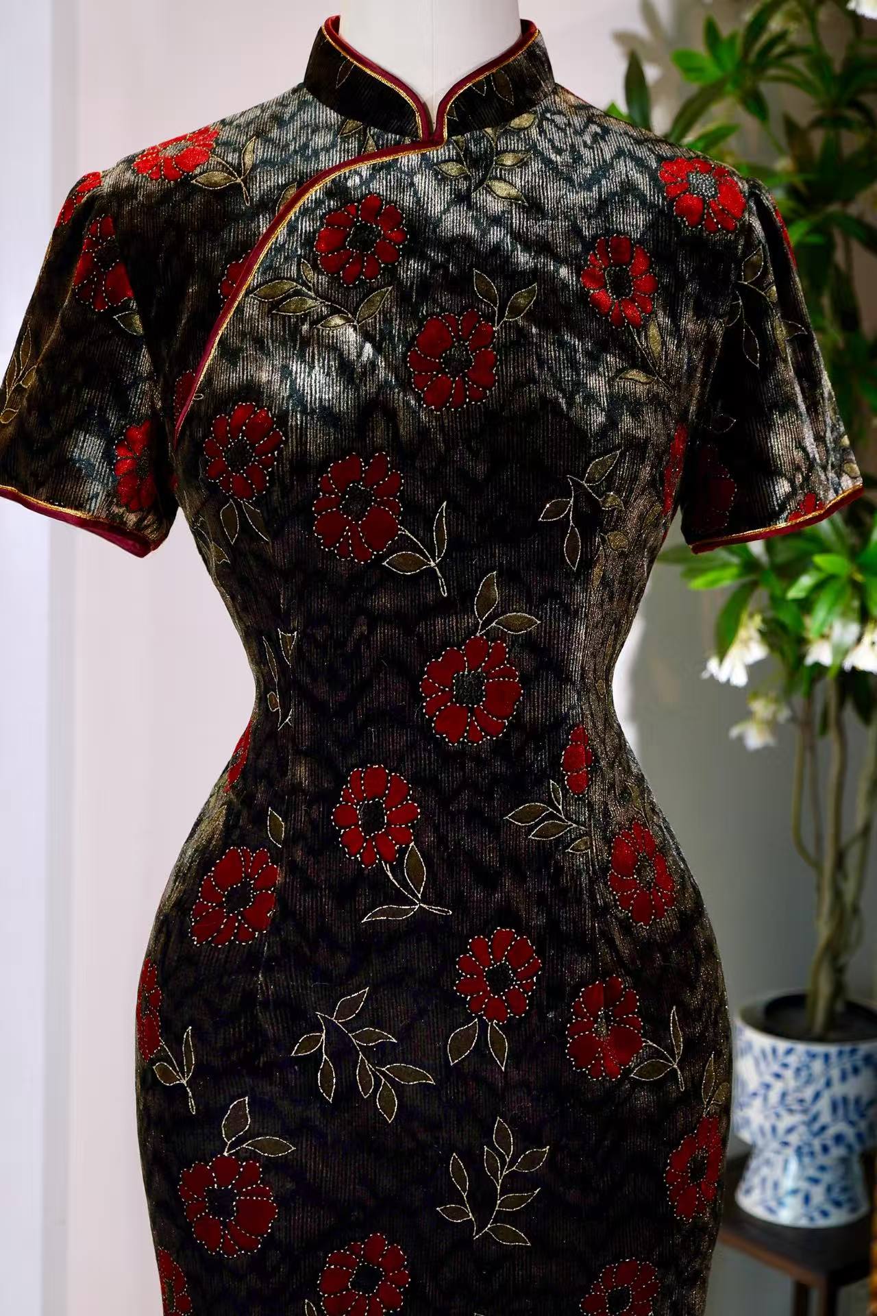 60年代 - 金丝绒上的时光绣章：一件六十年代台湾手绘旗袍的叙事 | 1960s - Embroidered Chapters of Time on Silk Velvet: The Narrative of a 1960s Taiwanese Hand-Painted Cheongsam