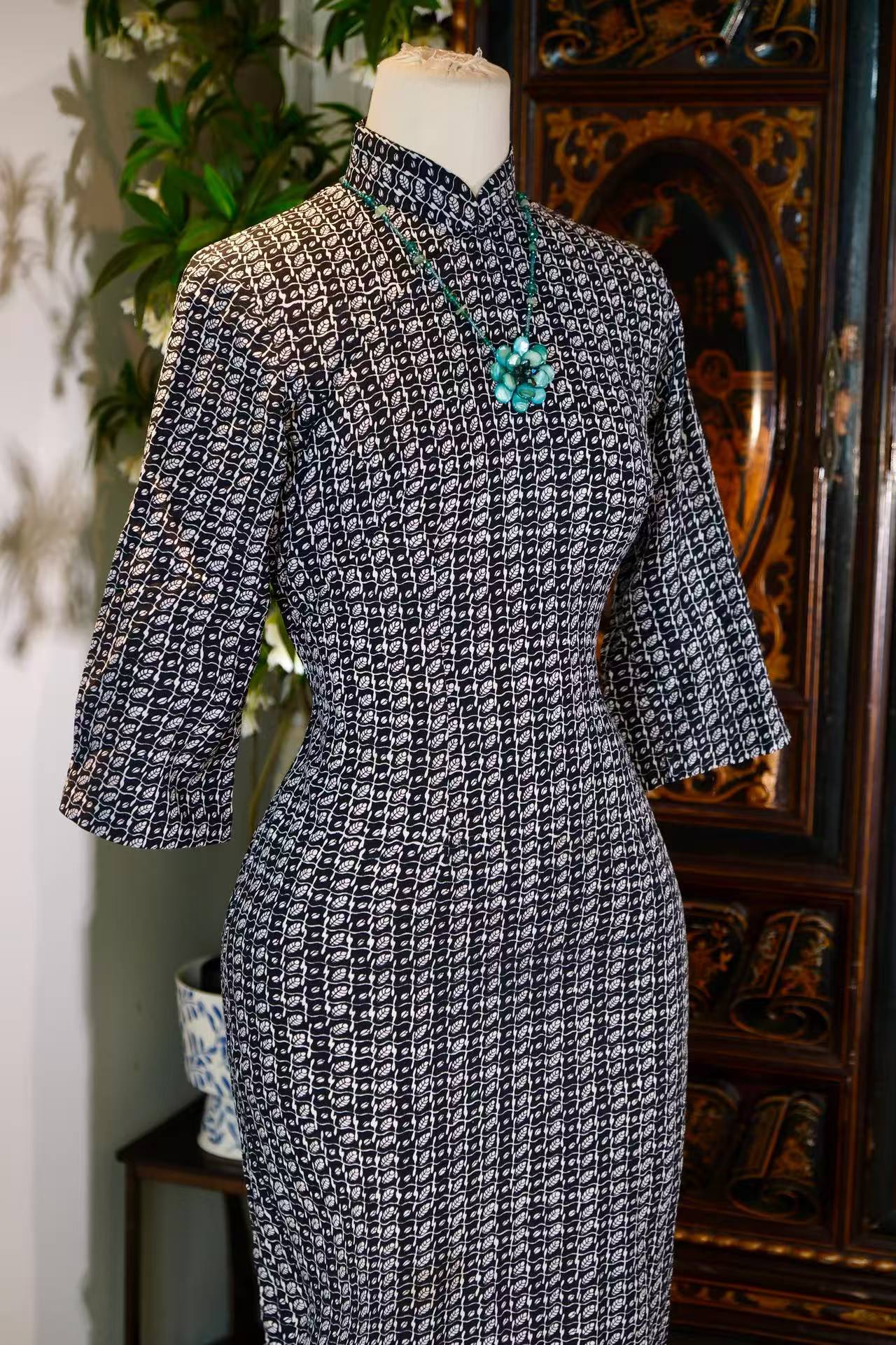 60年代 - 六十年代香港产格纹银叶古董旗袍文案 | 1960s - 1960s Hong Kong-Made Checked Silver Leaf Antique Cheongsam
