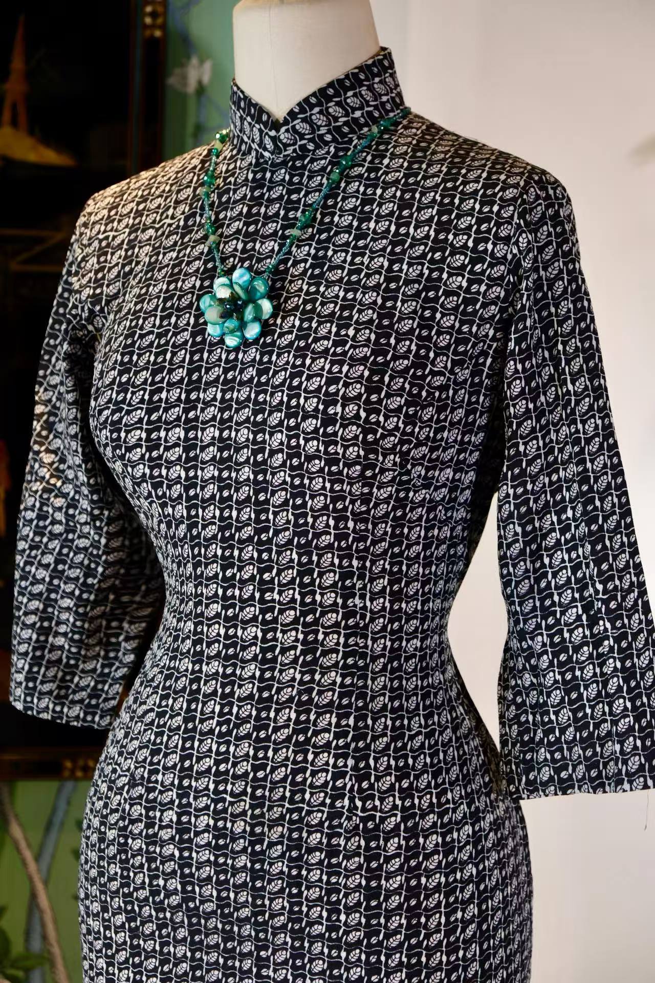 60年代 - 六十年代香港产格纹银叶古董旗袍文案 | 1960s - 1960s Hong Kong-Made Checked Silver Leaf Antique Cheongsam