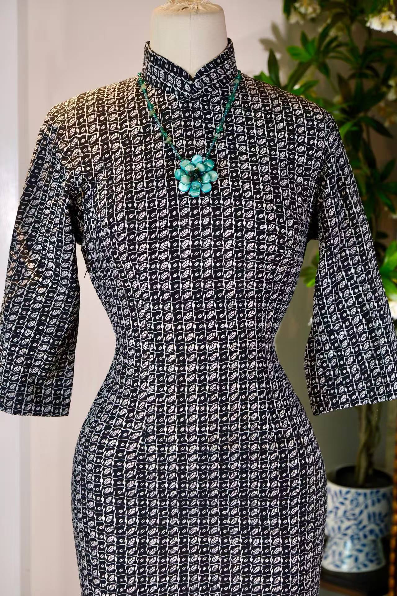 60年代 - 六十年代香港产格纹银叶古董旗袍文案 | 1960s - 1960s Hong Kong-Made Checked Silver Leaf Antique Cheongsam