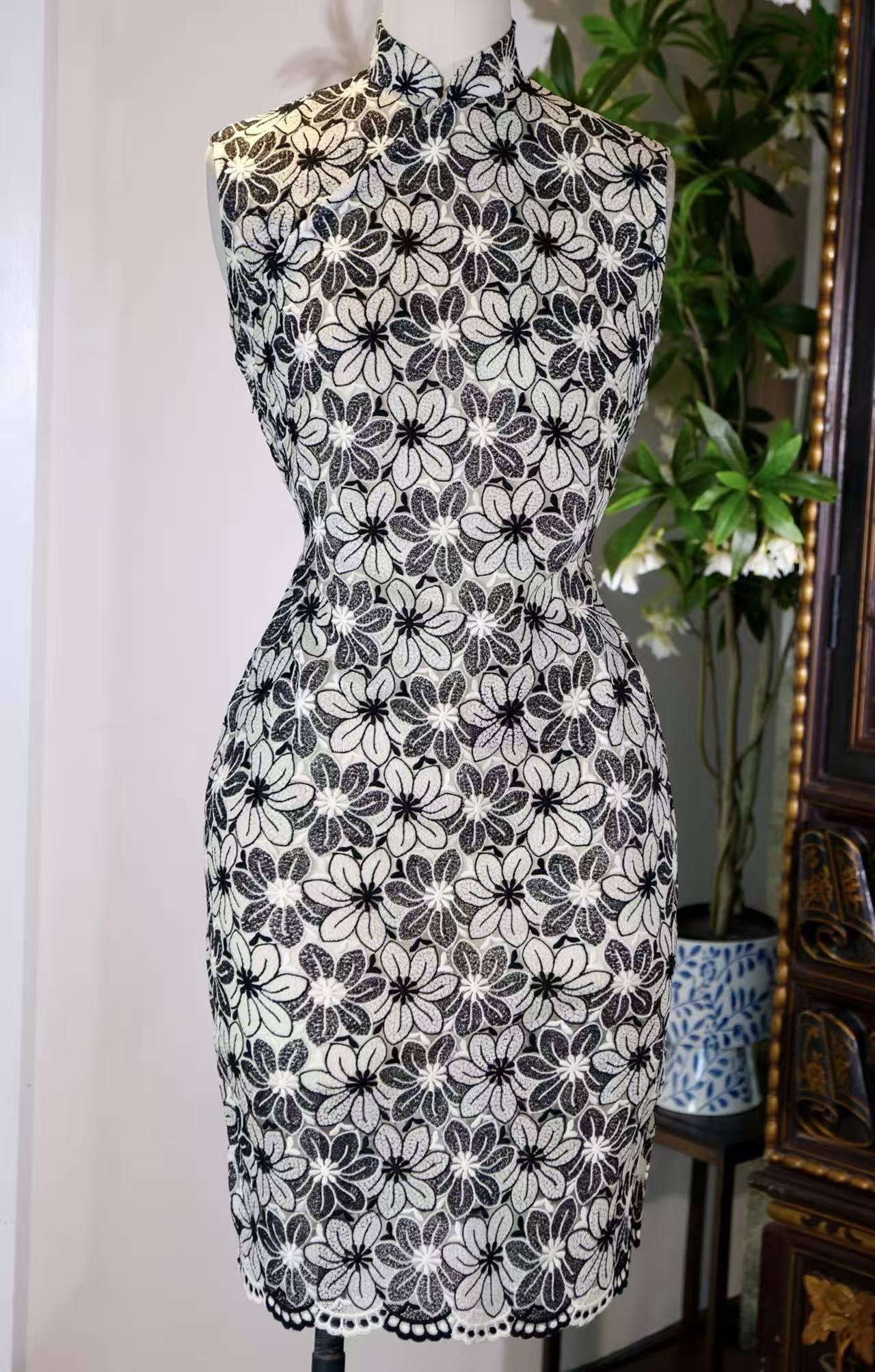 60年代 - 墨绣重楼·六十年代港制意式蕾丝旗袍 | 1960s - Ink-Embroidered Towers: A 1960s Hong Kong-Made Italian Lace Cheongsam