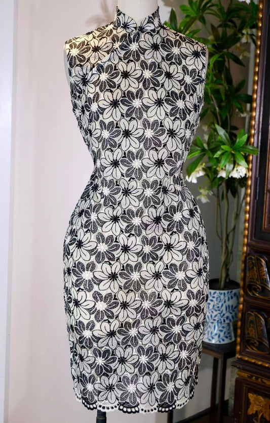 60年代 - 墨绣重楼·六十年代港制意式蕾丝旗袍 | 1960s - Ink-Embroidered Towers: A 1960s Hong Kong-Made Italian Lace Cheongsam