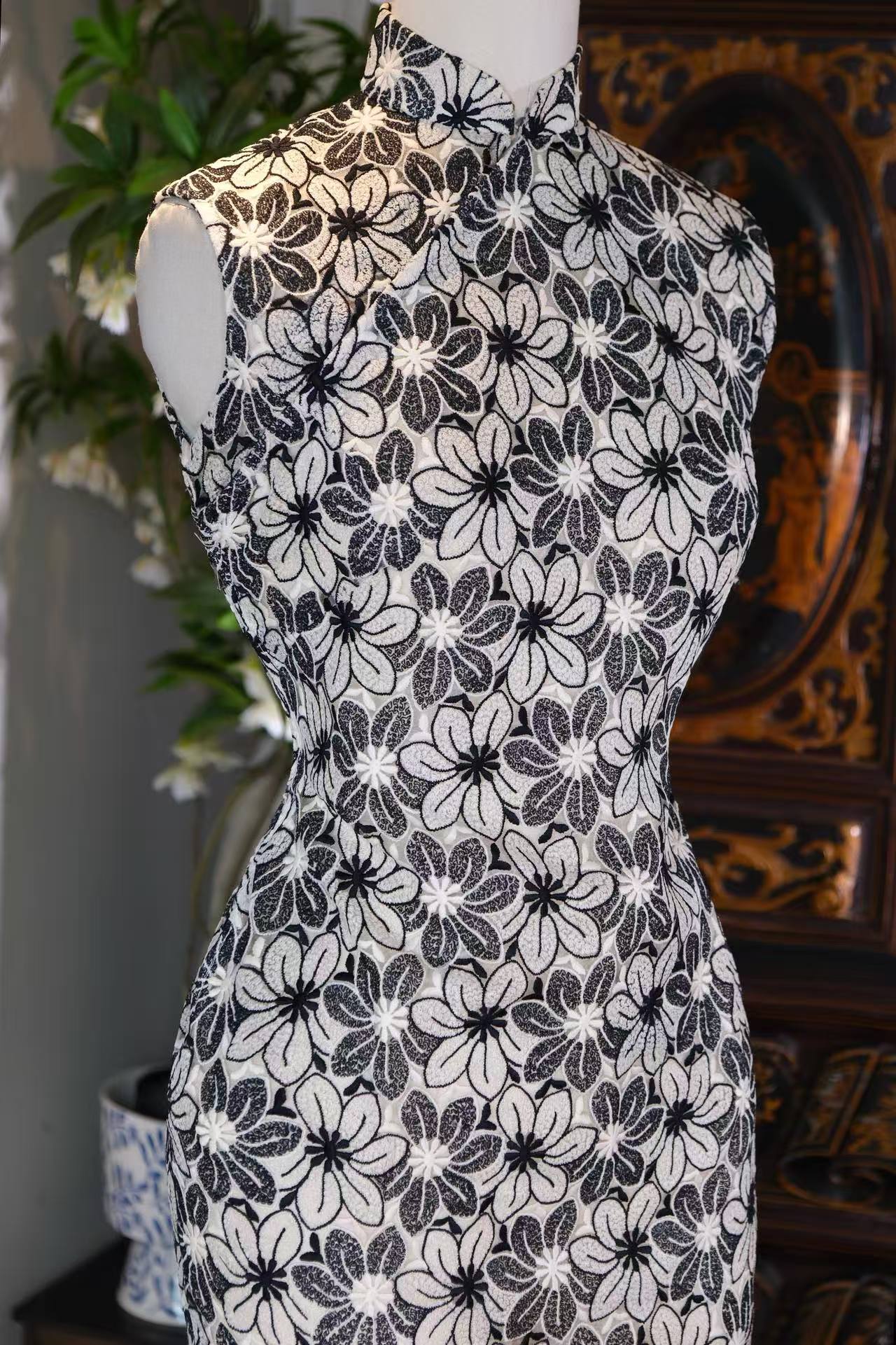 60年代 - 墨绣重楼·六十年代港制意式蕾丝旗袍 | 1960s - Ink-Embroidered Towers: A 1960s Hong Kong-Made Italian Lace Cheongsam
