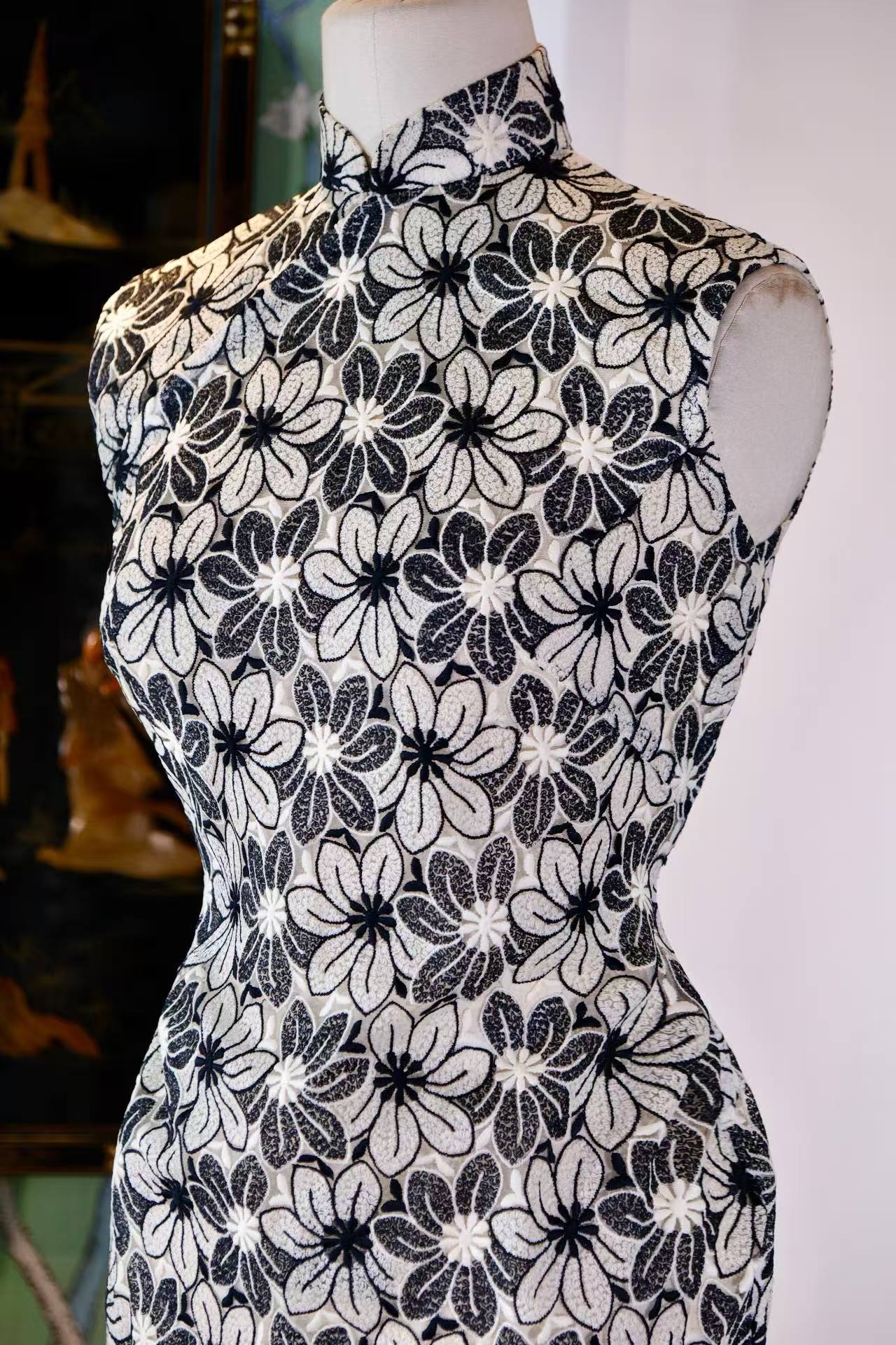 60年代 - 墨绣重楼·六十年代港制意式蕾丝旗袍 | 1960s - Ink-Embroidered Towers: A 1960s Hong Kong-Made Italian Lace Cheongsam