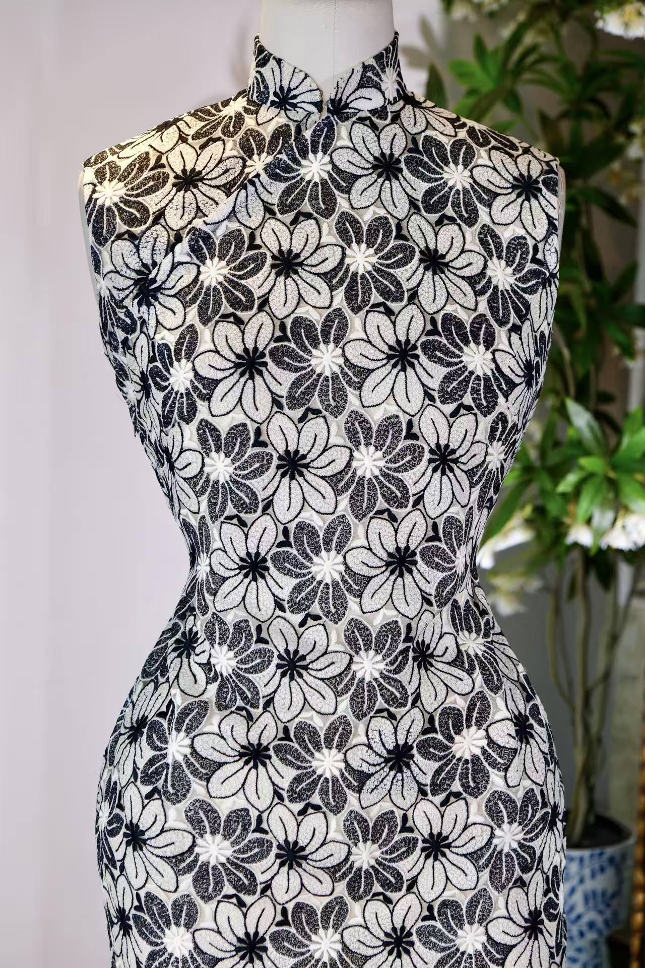 60年代 - 墨绣重楼·六十年代港制意式蕾丝旗袍 | 1960s - Ink-Embroidered Towers: A 1960s Hong Kong-Made Italian Lace Cheongsam