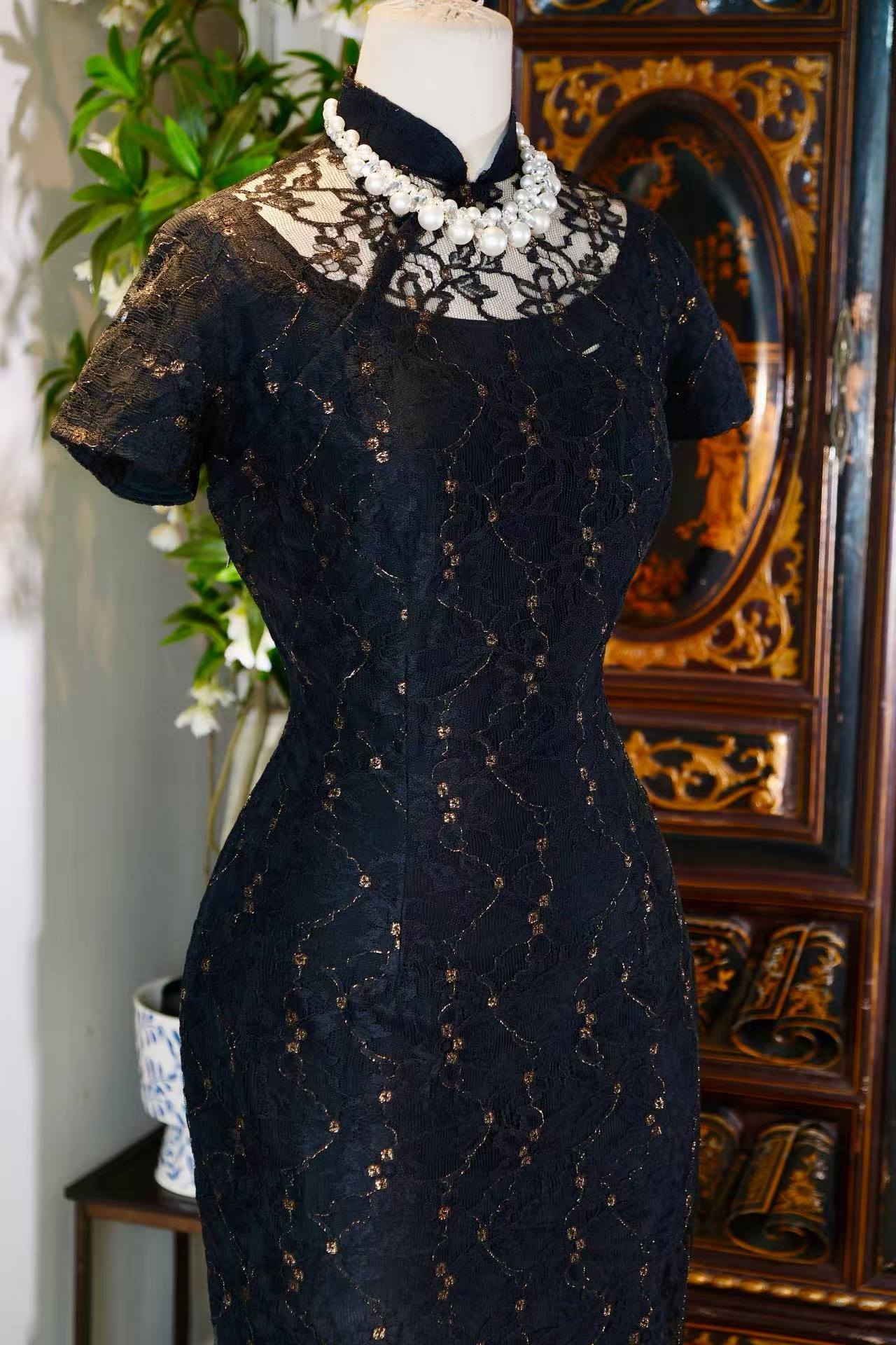 60年代 - 黑金流光：六十年代法式蕾丝挖胸港产旗袍考释 | 1960s - Black-Gold Shimmer: An Analysis of a 1960s Hong Kong-Made French Lace Keyhole Cheongsam