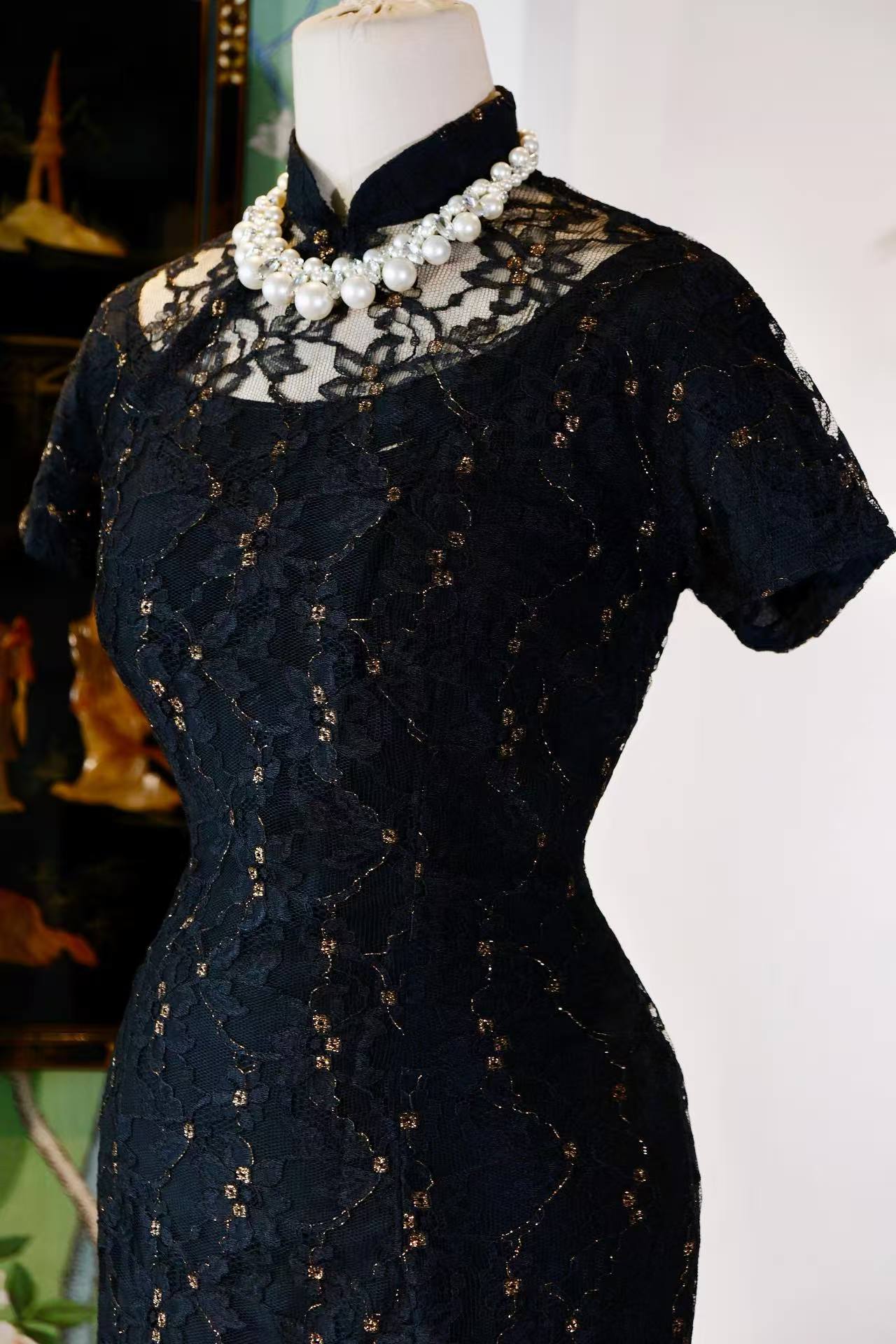 60年代 - 黑金流光：六十年代法式蕾丝挖胸港产旗袍考释 | 1960s - Black-Gold Shimmer: An Analysis of a 1960s Hong Kong-Made French Lace Keyhole Cheongsam