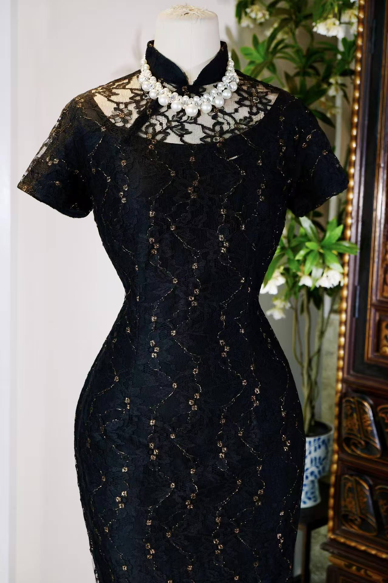 60年代 - 黑金流光：六十年代法式蕾丝挖胸港产旗袍考释 | 1960s - Black-Gold Shimmer: An Analysis of a 1960s Hong Kong-Made French Lace Keyhole Cheongsam