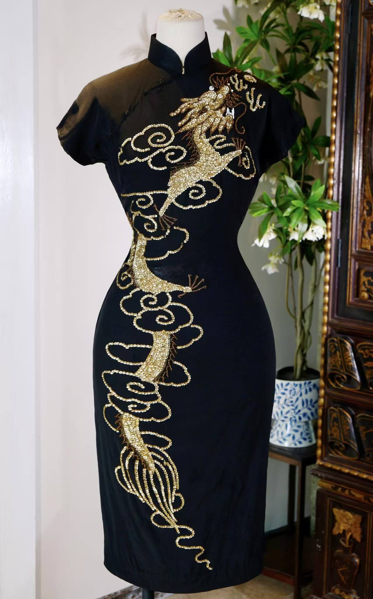 50年代 - 黑绸鎏金龙纹：1950年代南洋粤绣亮片旗袍考释 | 1950s - Black Silk Gilded Dragon: An Analysis of a 1950s Nanyang Cantonese-Embroidered Sequin Cheongsam