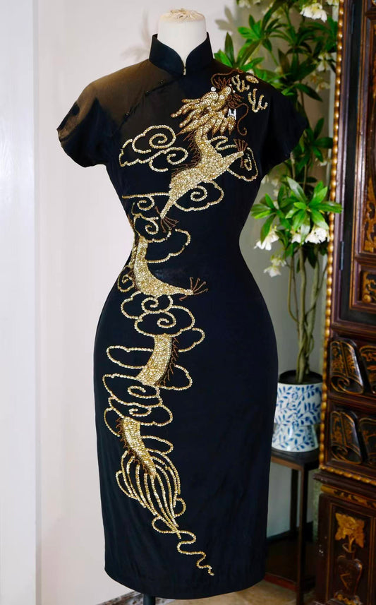 50年代 - 黑绸鎏金龙纹：1950年代南洋粤绣亮片旗袍考释 | 1950s - Black Silk Gilded Dragon: An Analysis of a 1950s Nanyang Cantonese-Embroidered Sequin Cheongsam