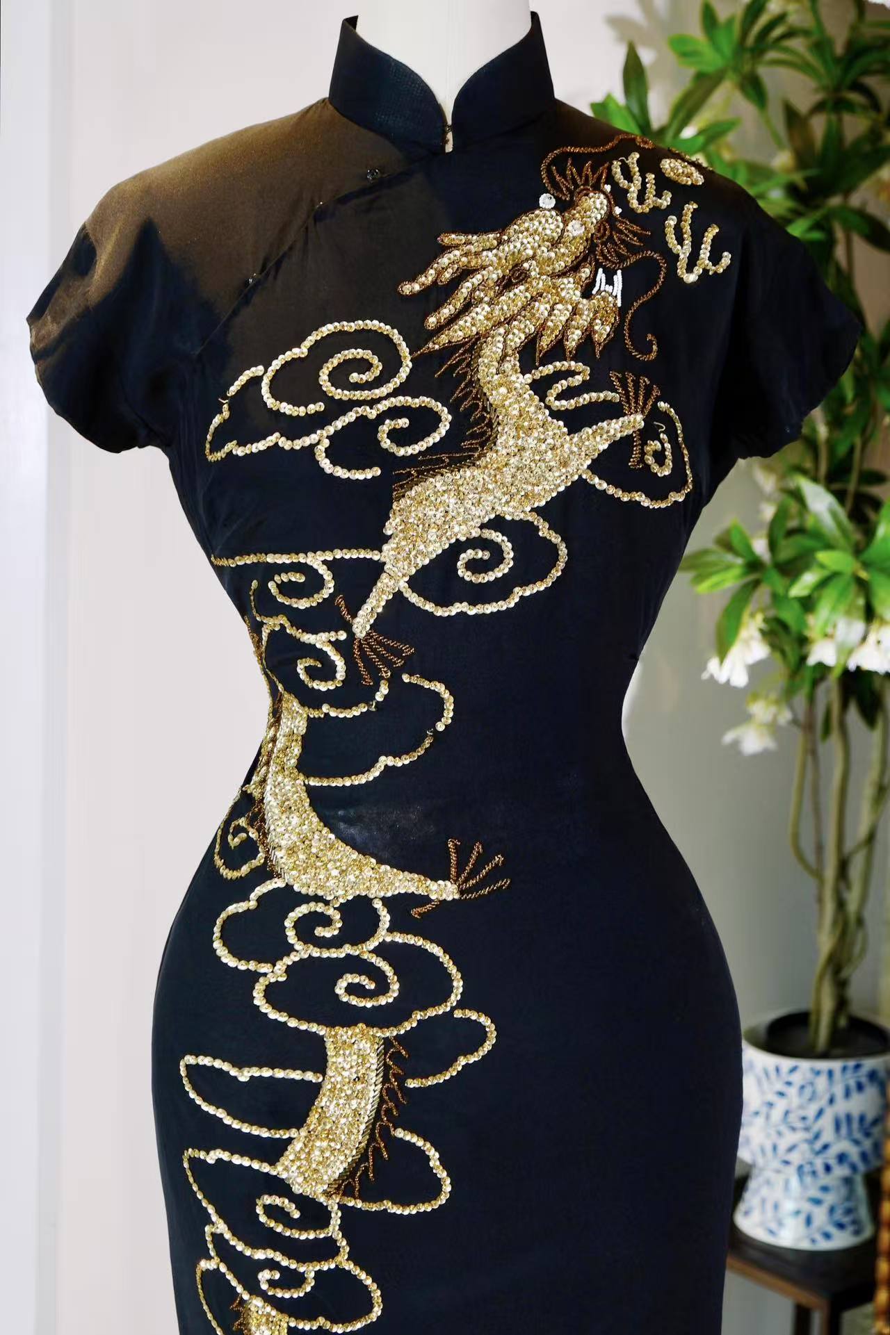 50年代 - 黑绸鎏金龙纹：1950年代南洋粤绣亮片旗袍考释 | 1950s - Black Silk Gilded Dragon: An Analysis of a 1950s Nanyang Cantonese-Embroidered Sequin Cheongsam