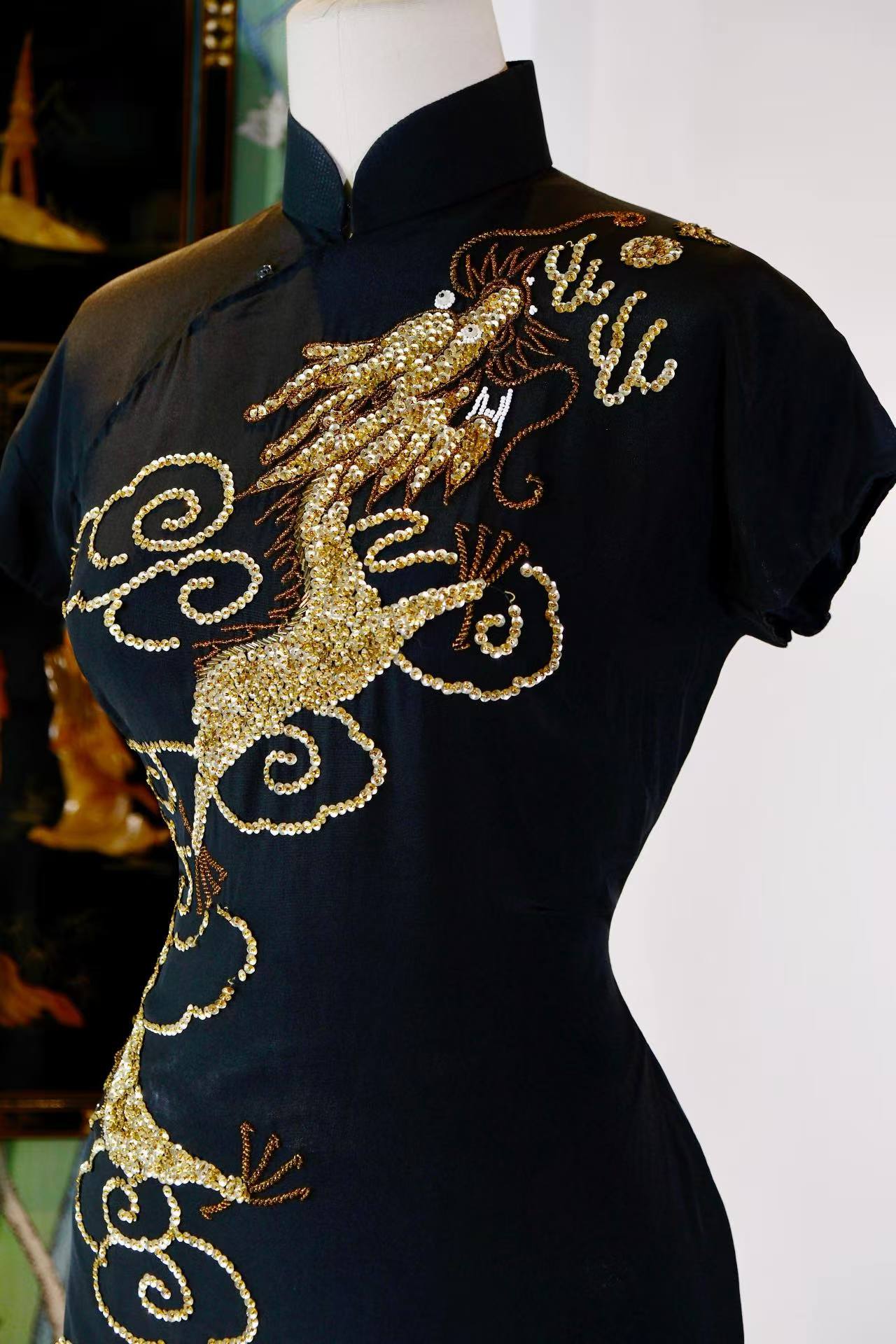 50年代 - 黑绸鎏金龙纹：1950年代南洋粤绣亮片旗袍考释 | 1950s - Black Silk Gilded Dragon: An Analysis of a 1950s Nanyang Cantonese-Embroidered Sequin Cheongsam