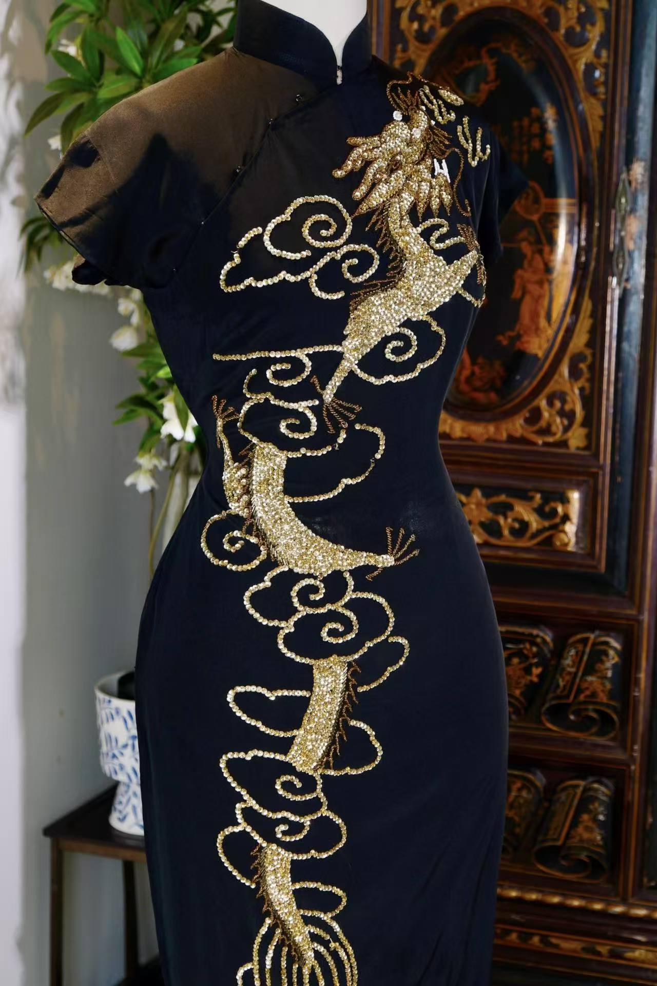 50年代 - 黑绸鎏金龙纹：1950年代南洋粤绣亮片旗袍考释 | 1950s - Black Silk Gilded Dragon: An Analysis of a 1950s Nanyang Cantonese-Embroidered Sequin Cheongsam