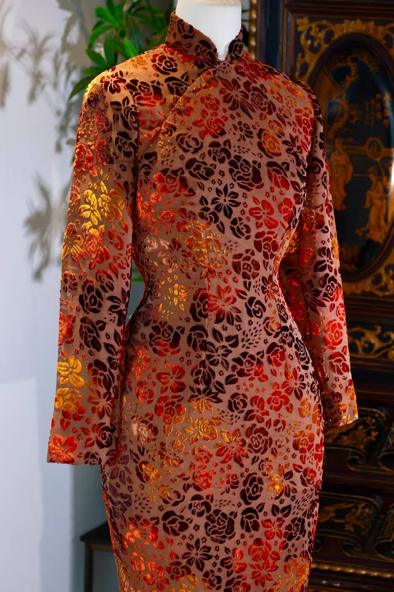60年代 - 秋光入画，丝绒生香——一件六十年代海派旗袍的时光独白 | 1960s - Autumn Light in Painting, Fragrance in Velvet: A Temporal Soliloquy of a 1960s Shanghainese Cheongsam