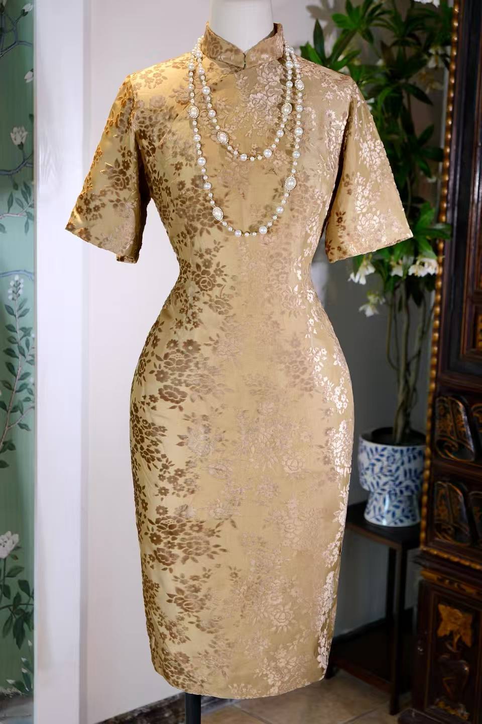 60年代 - 流金岁月：一件烧花丝绒旗袍的时光叙事 | 1960s - Gilded Years: A Temporal Narrative of a Burn-out Velvet Cheongsam