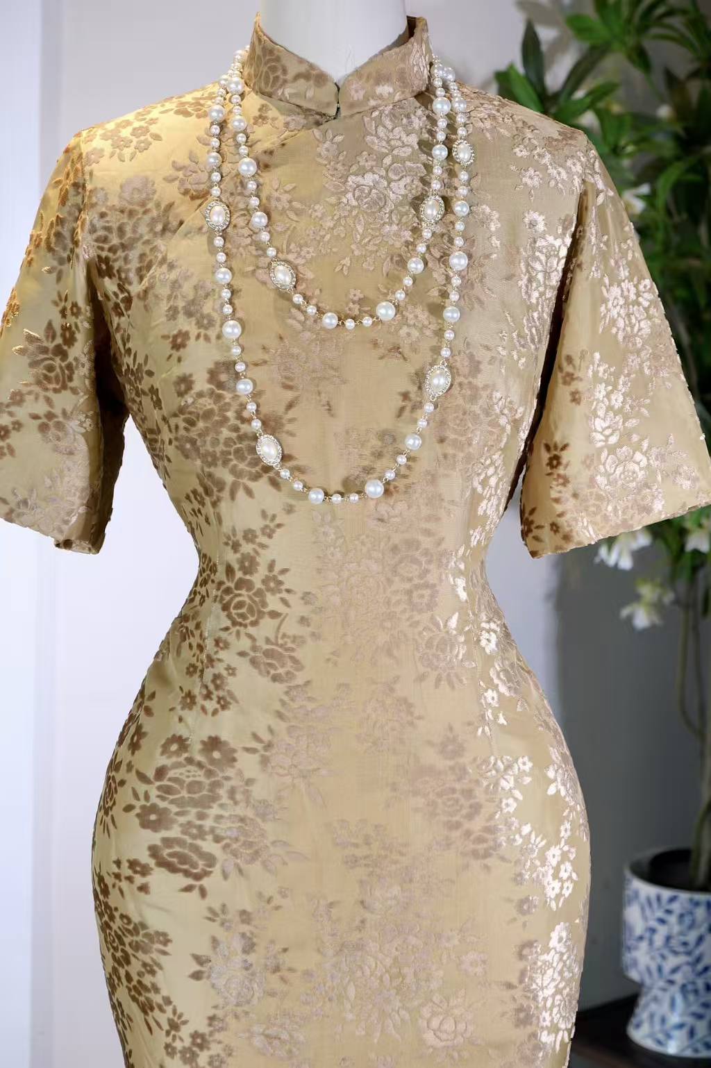 60年代 - 流金岁月：一件烧花丝绒旗袍的时光叙事 | 1960s - Gilded Years: A Temporal Narrative of a Burn-out Velvet Cheongsam