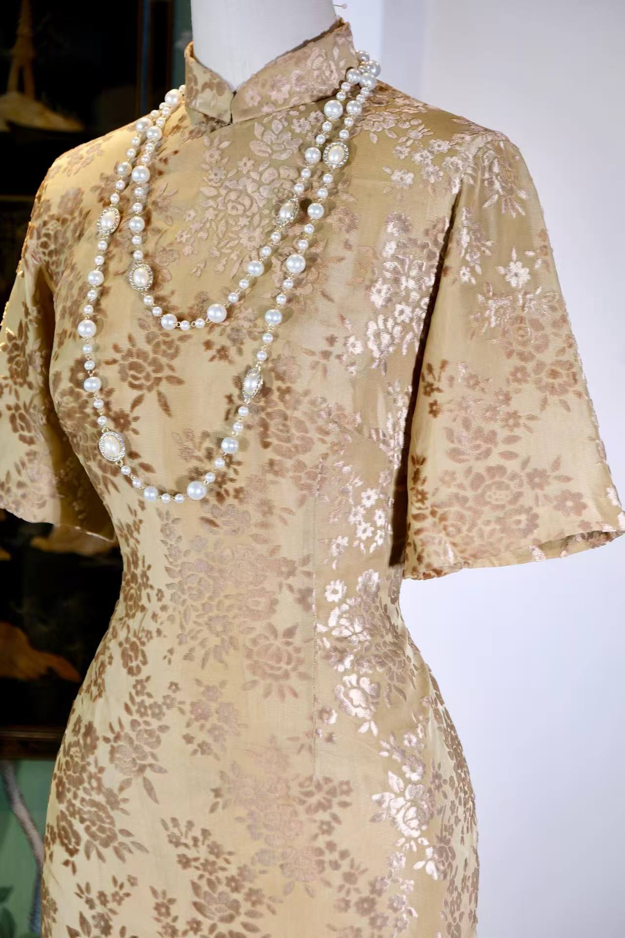 60年代 - 流金岁月：一件烧花丝绒旗袍的时光叙事 | 1960s - Gilded Years: A Temporal Narrative of a Burn-out Velvet Cheongsam