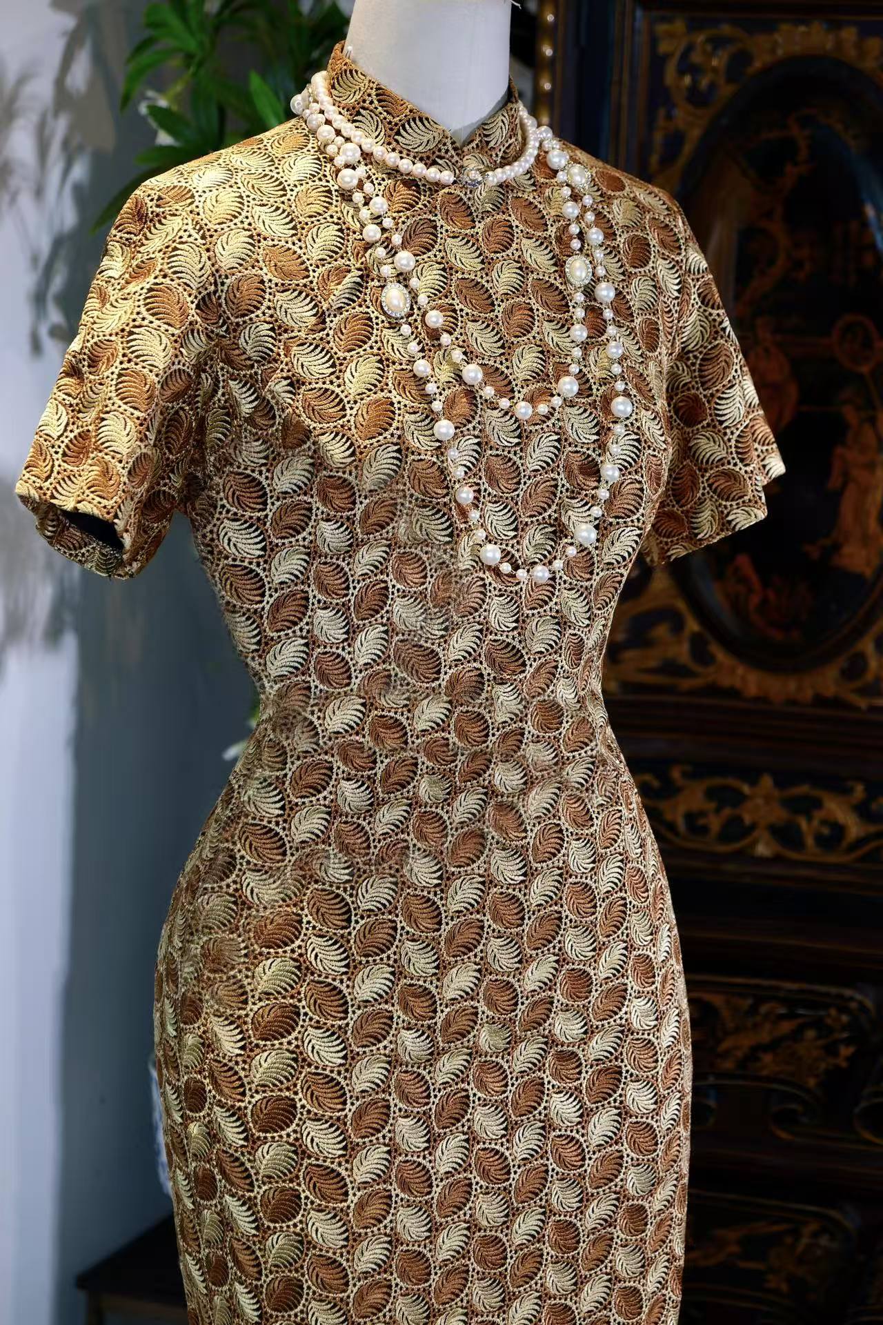 60年代 - 六十年代台湾机绣古董旗袍：金棕旋纹里的时代雅韵 | 1960s - 1960s Taiwanese Machine-Embroidered Antique Cheongsam: Elegant Rhythms in Golden-Brown Swirls