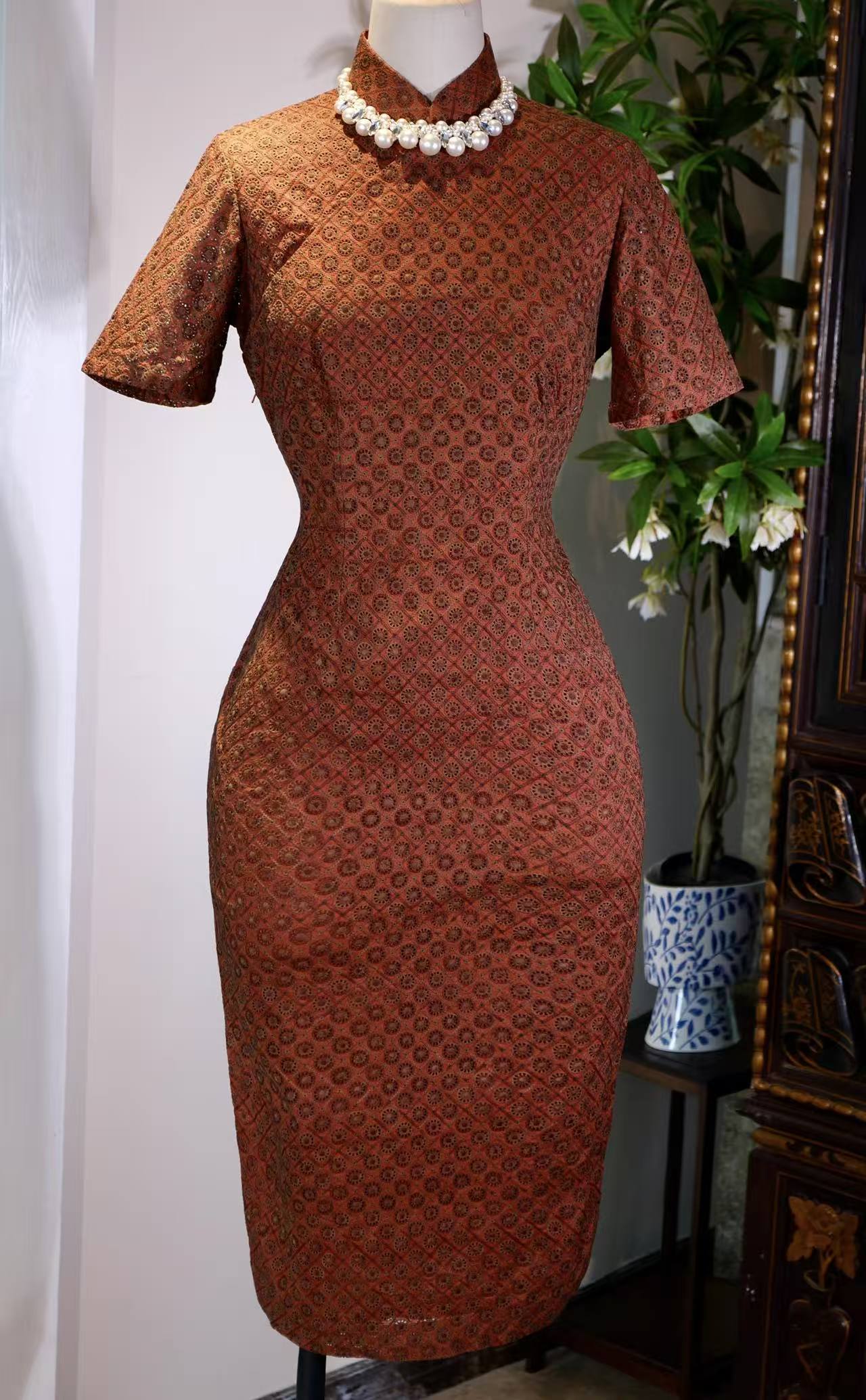 60年代 - 六十年代台湾机绣蕾丝旗袍：时光里的东方雅韵 | 1960s - 1960s Taiwanese Machine-Embroidered Lace Cheongsam: Eastern Grace Within the Folds of Time