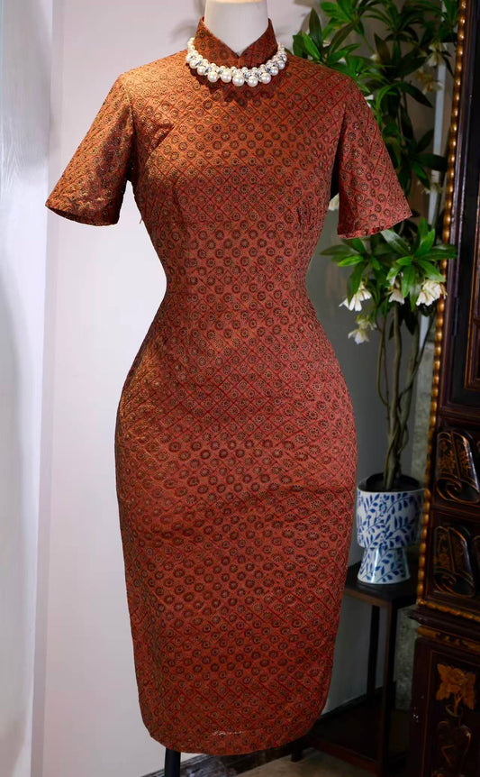 60年代 - 六十年代台湾机绣蕾丝旗袍：时光里的东方雅韵 | 1960s - 1960s Taiwanese Machine-Embroidered Lace Cheongsam: Eastern Grace Within the Folds of Time