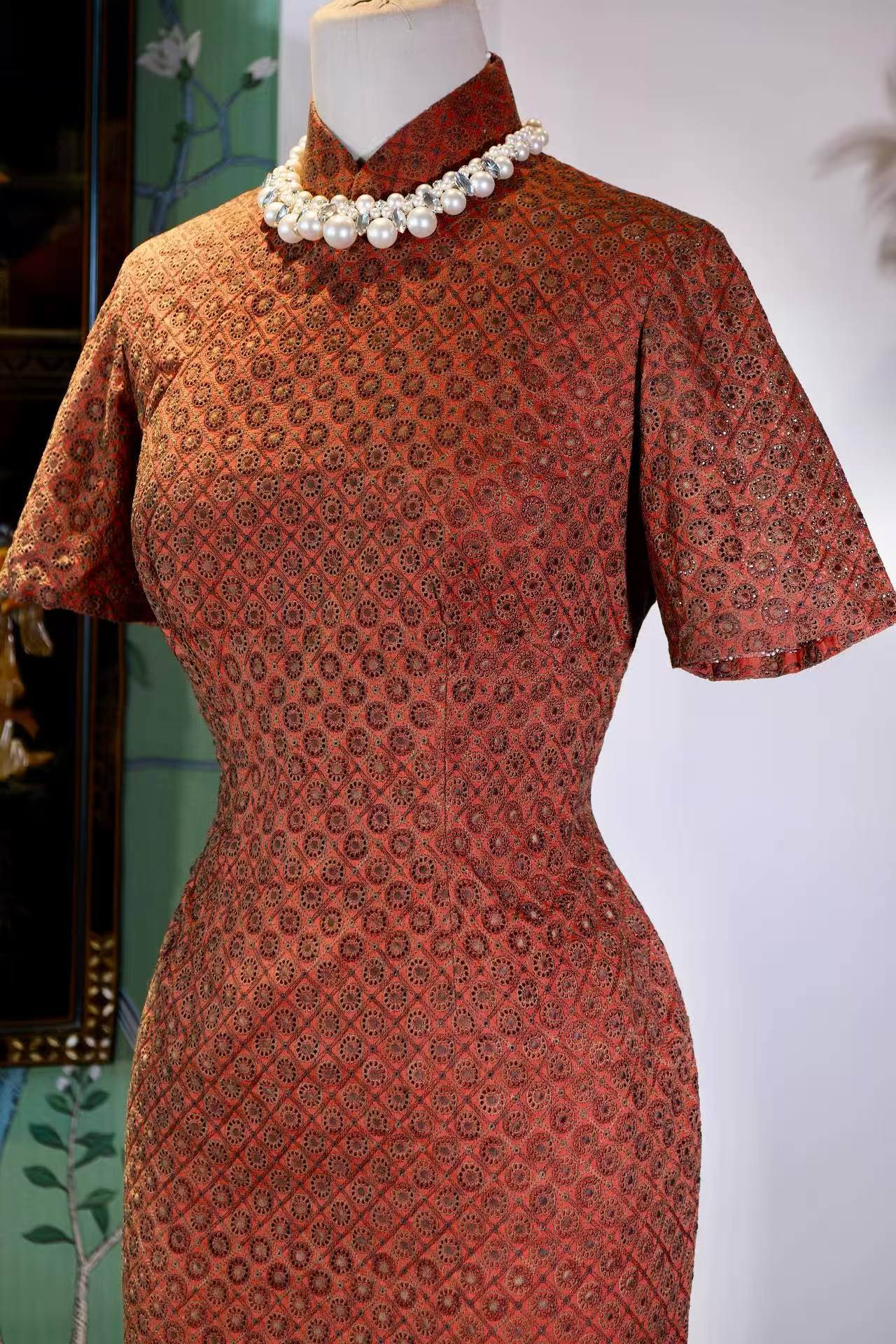 60年代 - 六十年代台湾机绣蕾丝旗袍：时光里的东方雅韵 | 1960s - 1960s Taiwanese Machine-Embroidered Lace Cheongsam: Eastern Grace Within the Folds of Time
