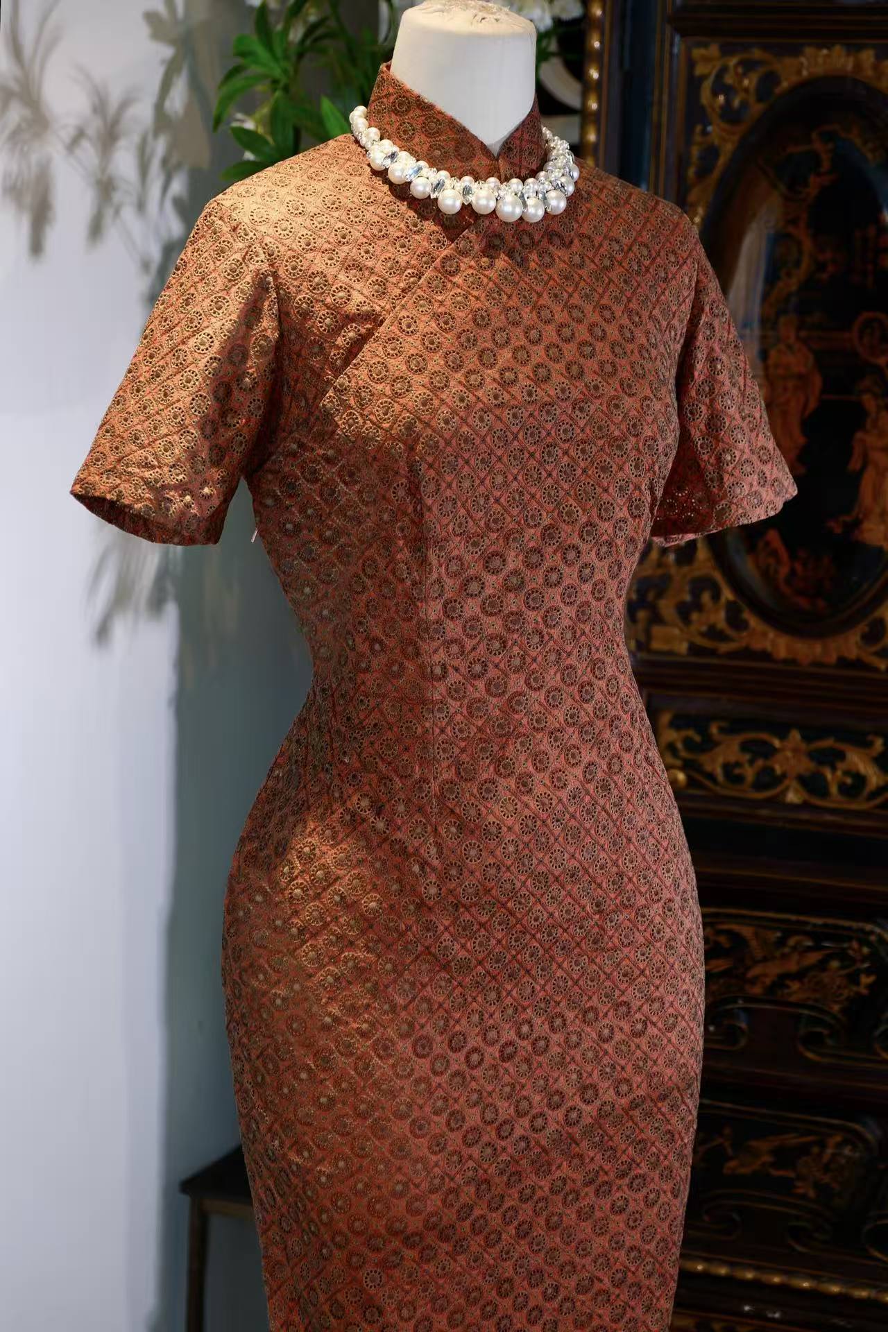 60年代 - 六十年代台湾机绣蕾丝旗袍：时光里的东方雅韵 | 1960s - 1960s Taiwanese Machine-Embroidered Lace Cheongsam: Eastern Grace Within the Folds of Time