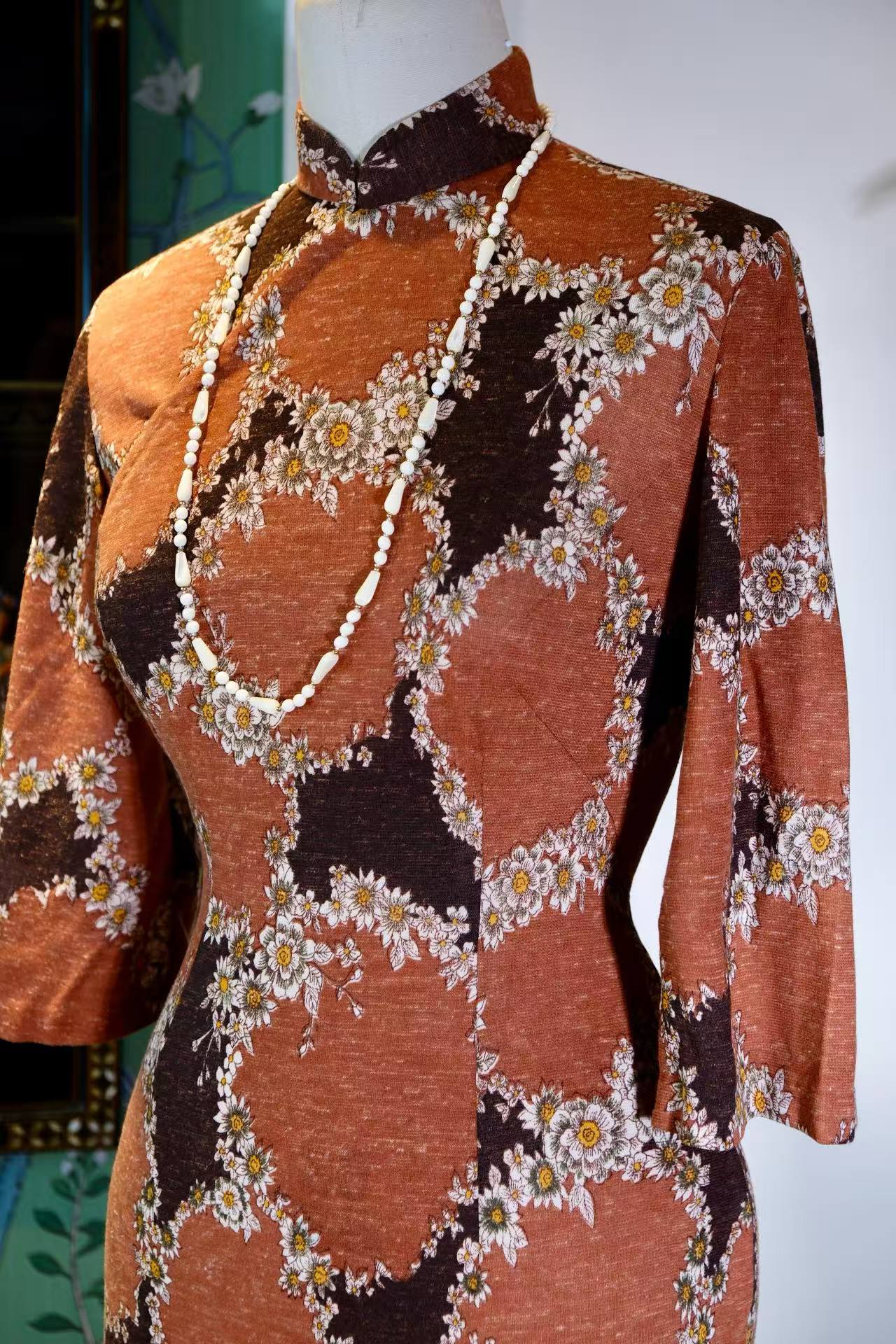60年代 - 棕地雏菊：六十年代台湾弹力棉旗袍的印花叙事 | 1960s - Daisies on Brown: The Print Narrative of a 1960s Taiwanese Stretch Cotton Cheongsam