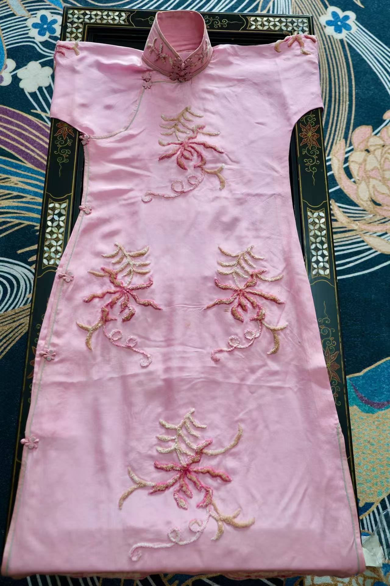 30年代 - 绝代风华：民国三十年代的粉色绒绣写意花卉旗袍 | 1930s - Peerless Grace: A 1930s Republican Era Pink Wool-Embroidered Impressionistic Floral Cheongsam