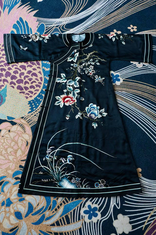 20年代 - 墨缎裁春：一件民国旗袍里的宫廷绣影 | 1920s - Spring Cut in Ink Satin: Palace Embroidery Shadows in a Republican Qipao