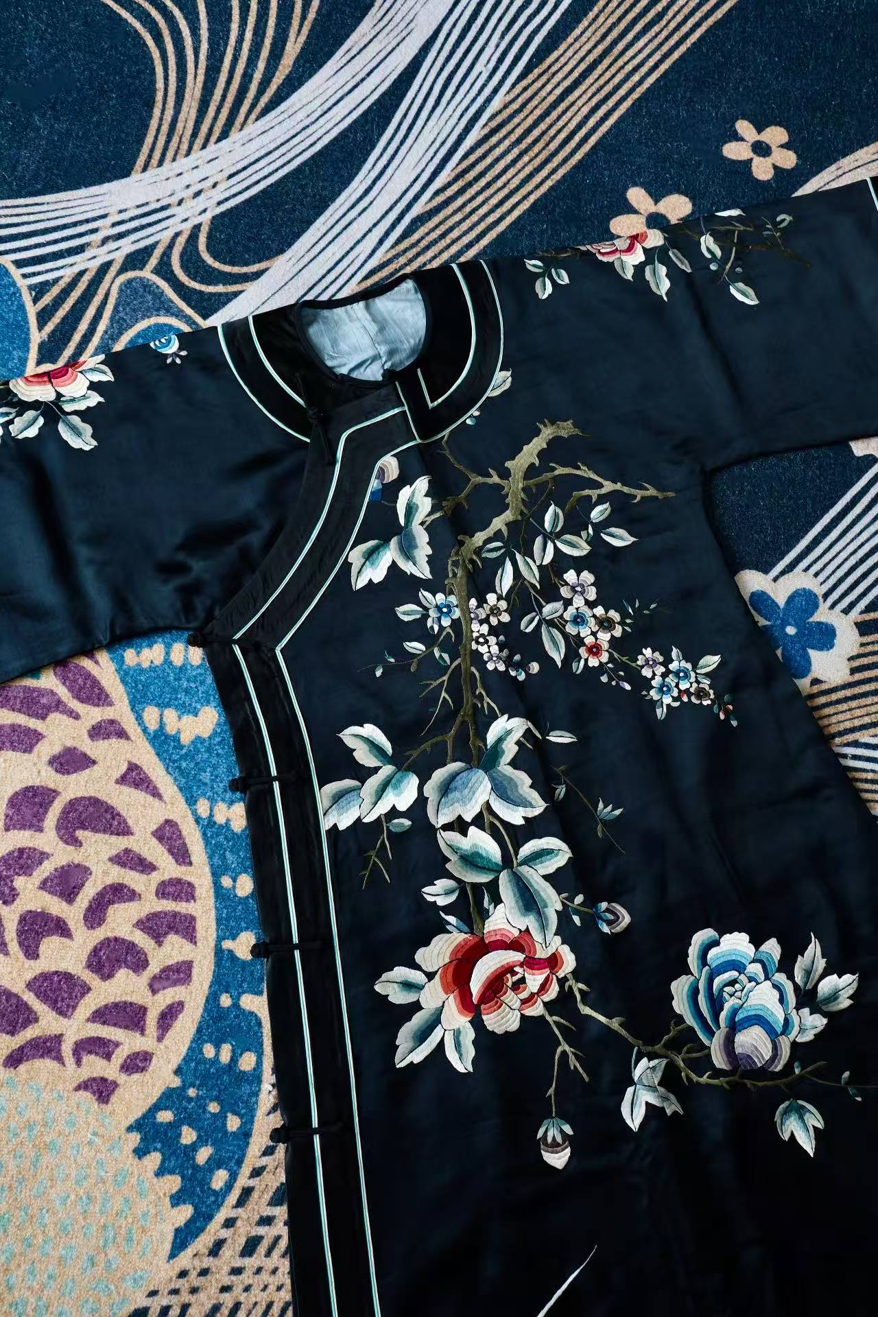 20年代 - 墨缎裁春：一件民国旗袍里的宫廷绣影 | 1920s - Spring Cut in Ink Satin: Palace Embroidery Shadows in a Republican Qipao