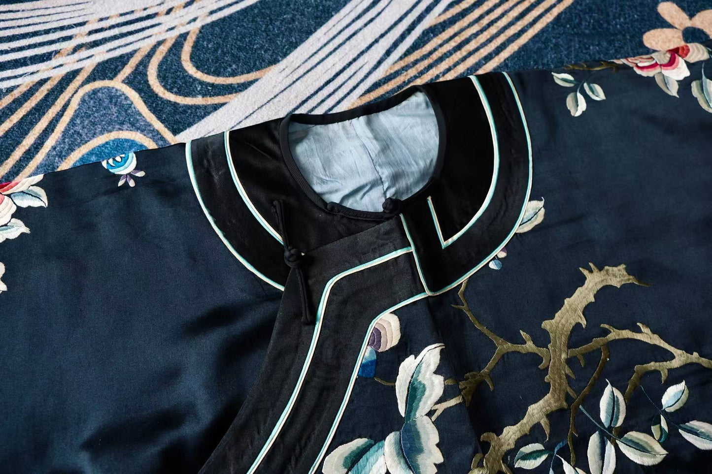 20年代 - 墨缎裁春：一件民国旗袍里的宫廷绣影 | 1920s - Spring Cut in Ink Satin: Palace Embroidery Shadows in a Republican Qipao