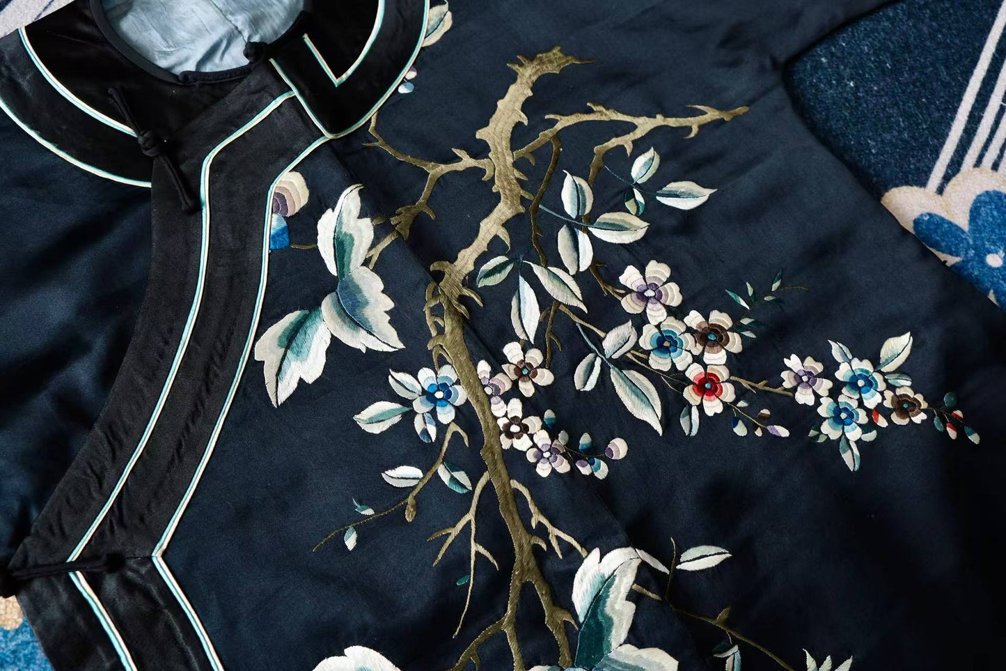 20年代 - 墨缎裁春：一件民国旗袍里的宫廷绣影 | 1920s - Spring Cut in Ink Satin: Palace Embroidery Shadows in a Republican Qipao