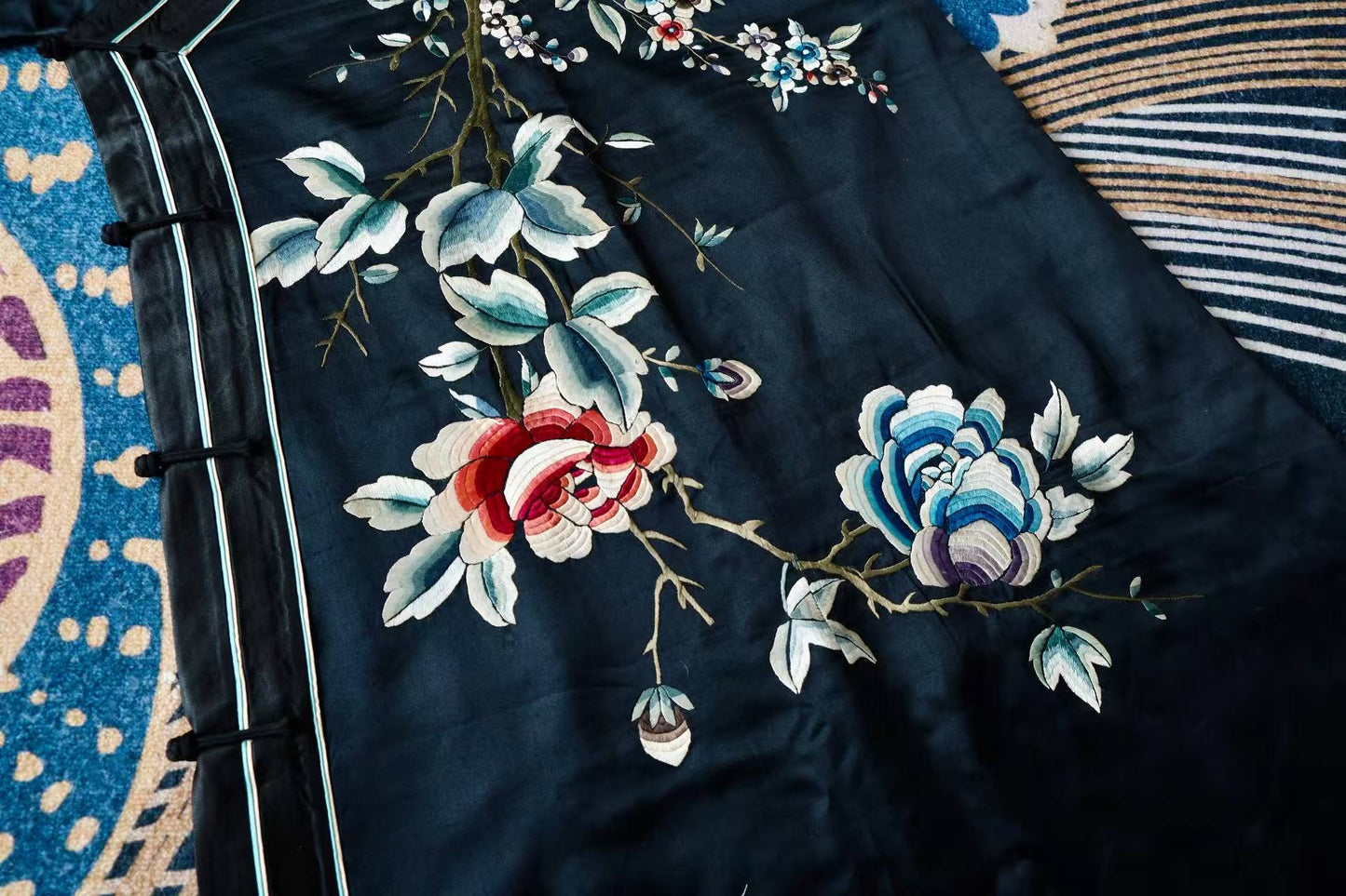 20年代 - 墨缎裁春：一件民国旗袍里的宫廷绣影 | 1920s - Spring Cut in Ink Satin: Palace Embroidery Shadows in a Republican Qipao