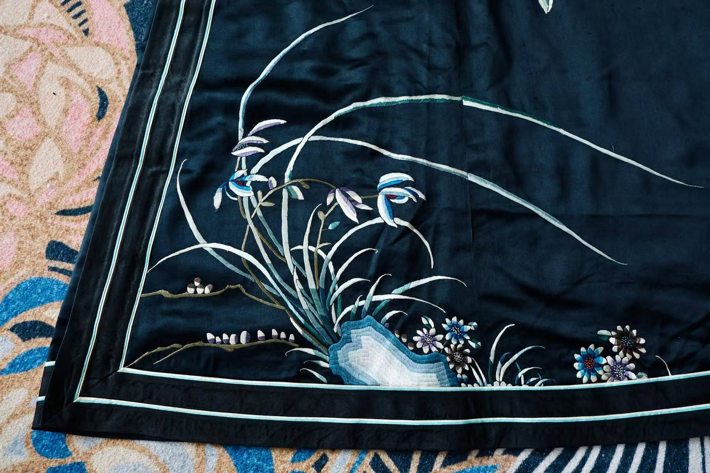 20年代 - 墨缎裁春：一件民国旗袍里的宫廷绣影 | 1920s - Spring Cut in Ink Satin: Palace Embroidery Shadows in a Republican Qipao