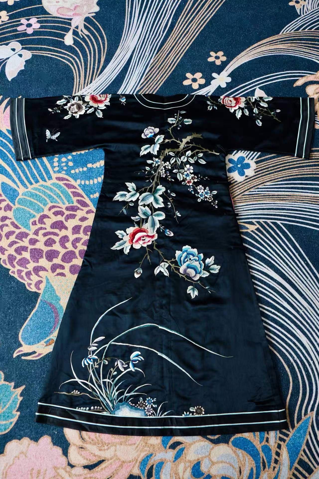 20年代 - 墨缎裁春：一件民国旗袍里的宫廷绣影 | 1920s - Spring Cut in Ink Satin: Palace Embroidery Shadows in a Republican Qipao